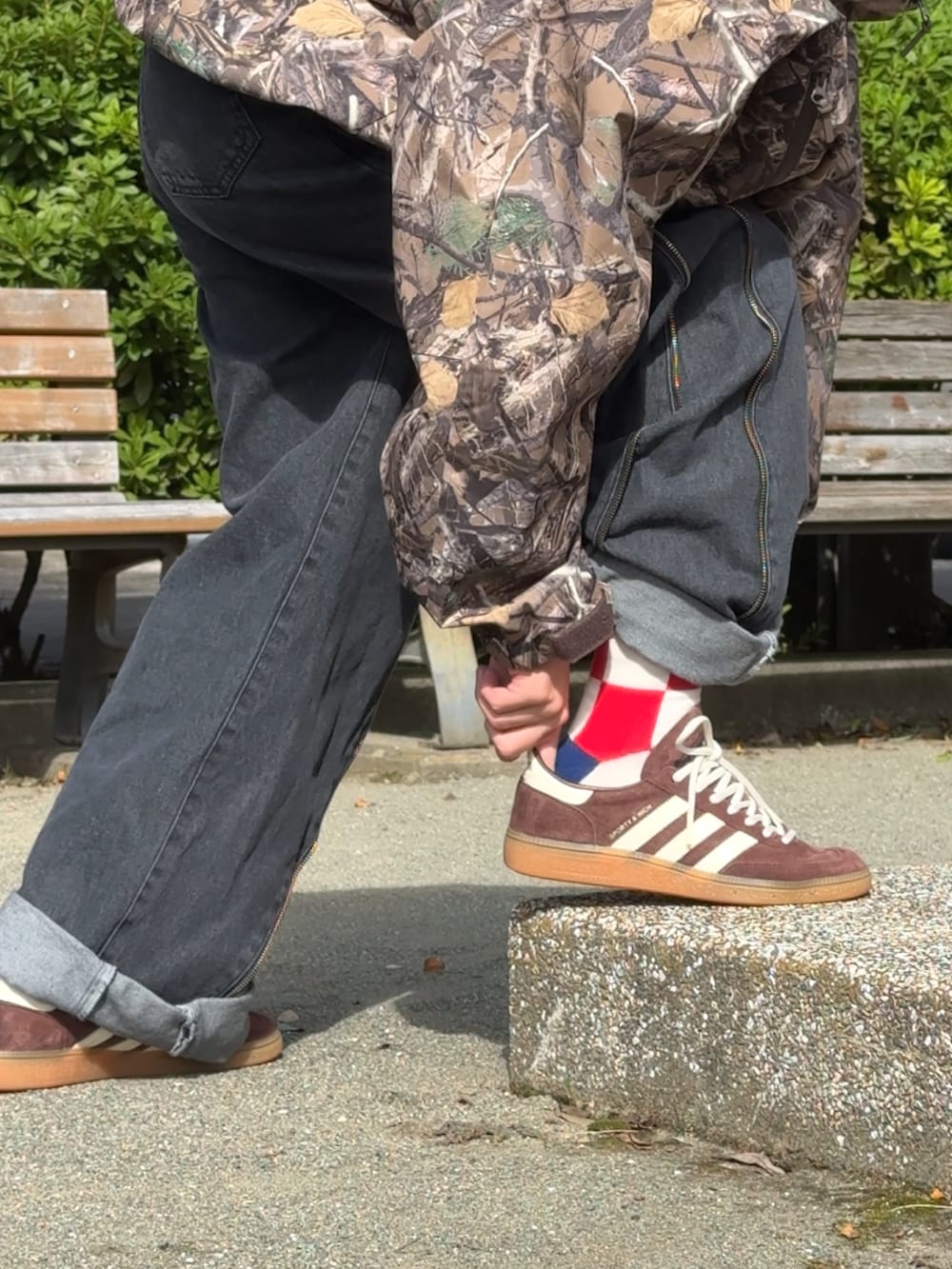 「最近のいい感じコーデ、WEARyouthコーデ、カモフラ、冬アウター、撥水加工、soerte、umbro、ニット帽、低身長コーデ、低身長男子、ワイドデニム、いいね、save、フォローお願いします🤑」｜「soerteの3WAY SIDE-ZIP BUGGY DENIM PANTS/3WAYサイドジップバギーデニムパンツ（デニムパンツ、ブラック系）」を使った、みっち~さん（メンズ・165cm）の冬コーディネートの3枚目の写真