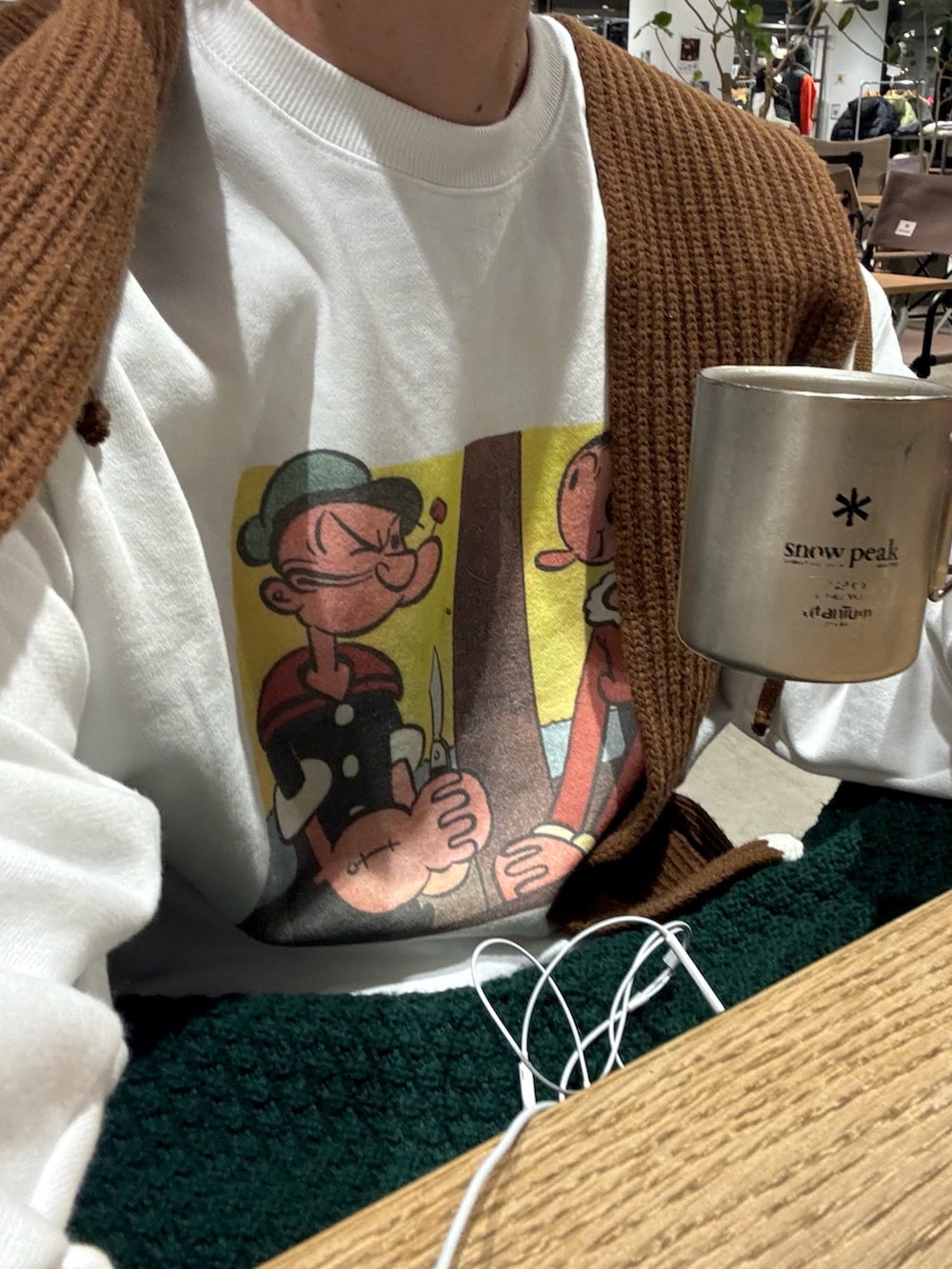 ブルー系のデニムパンツ、ホワイト系のスウェット、ブラウン系のカバーオールを着用したメンズの冬コーディネートの4枚目の写真