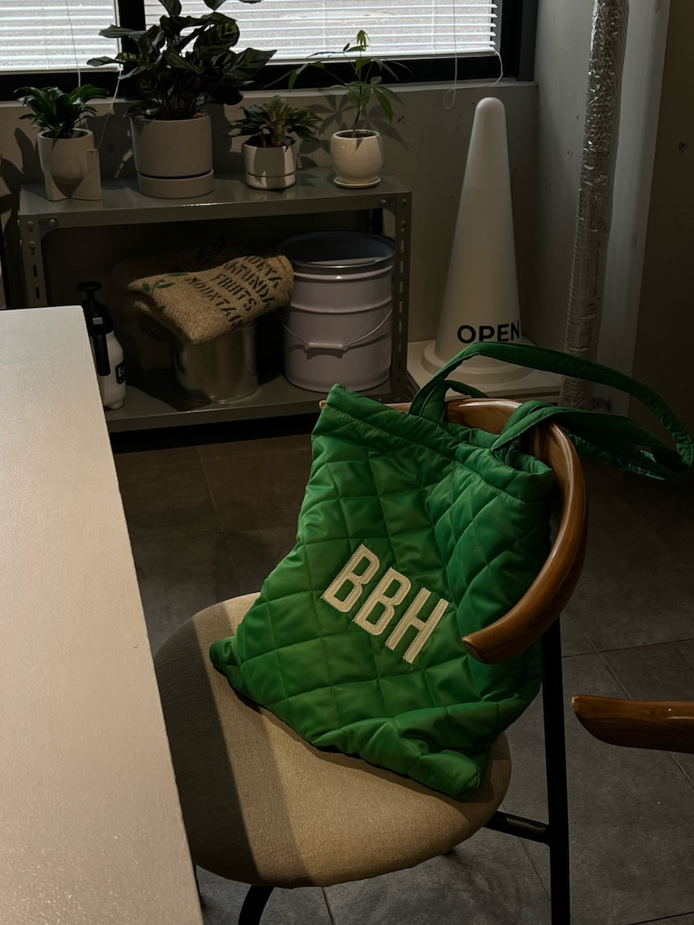 ブルー系のデニムジャケット、ブルー系のデニムパンツ、グリーン系のトートバッグを着用したメンズの春コーディネートの4枚目の写真