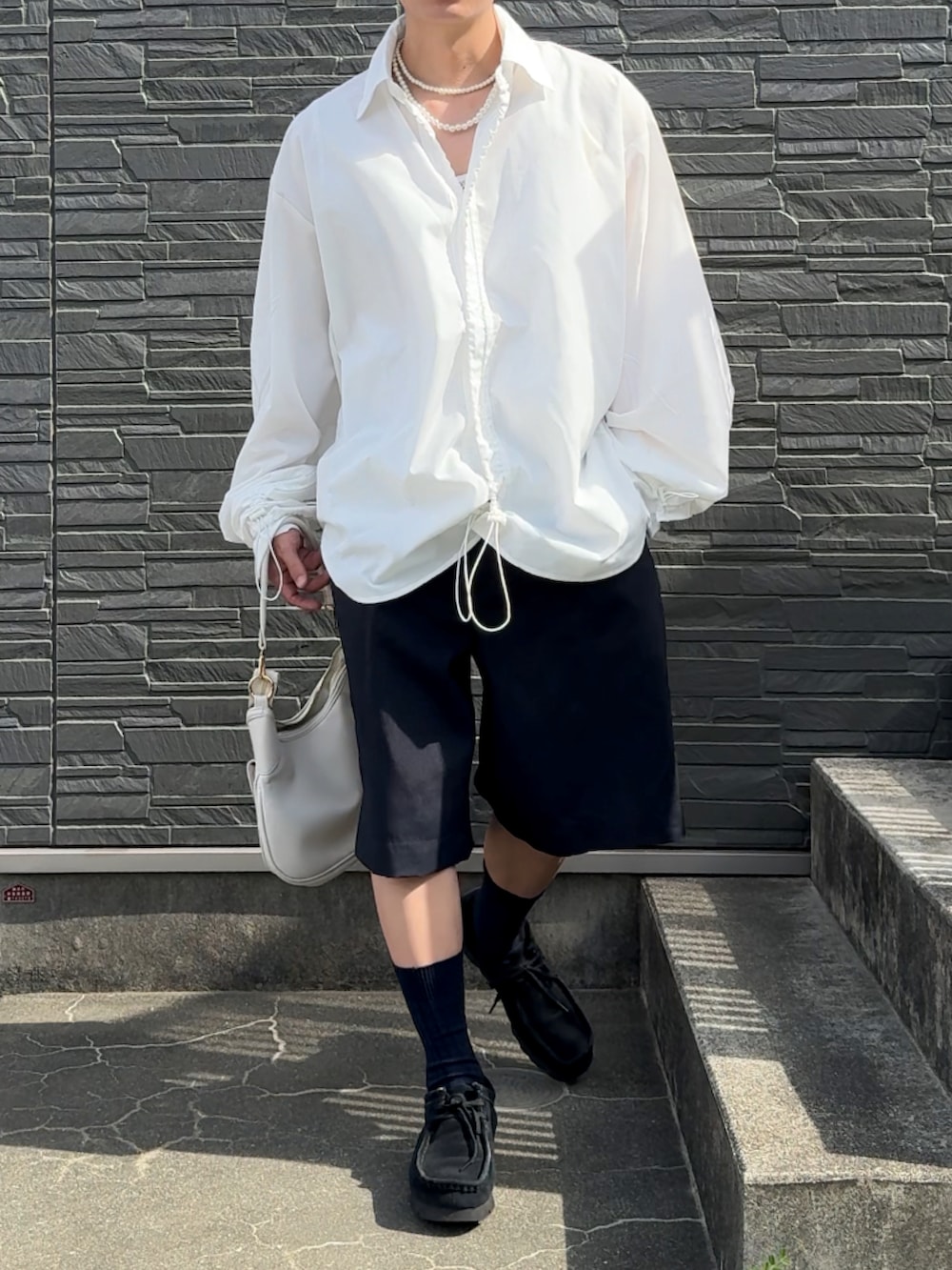 ホワイト系のシャツ/ブラウス、ホワイト系のショルダーバッグ、ブルー系のその他パンツを着用したメンズの春コーディネートの2枚目の写真