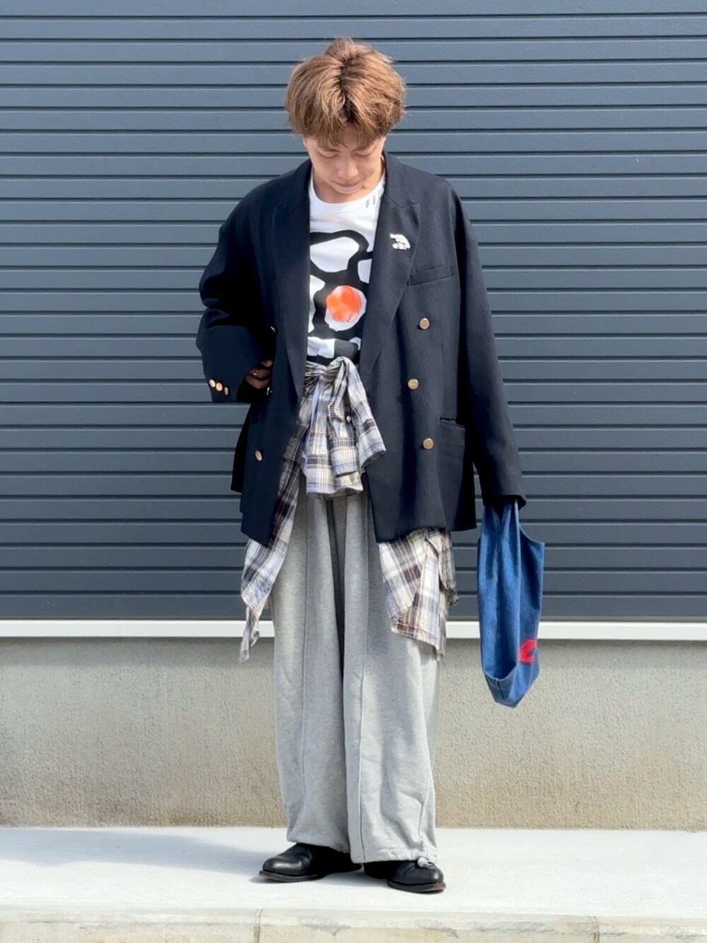 ブルー系のテーラードジャケット、ホワイト系のTシャツ/カットソー、ブルー系のシャツ/ブラウスを着用したメンズの秋コーディネートの2枚目の写真