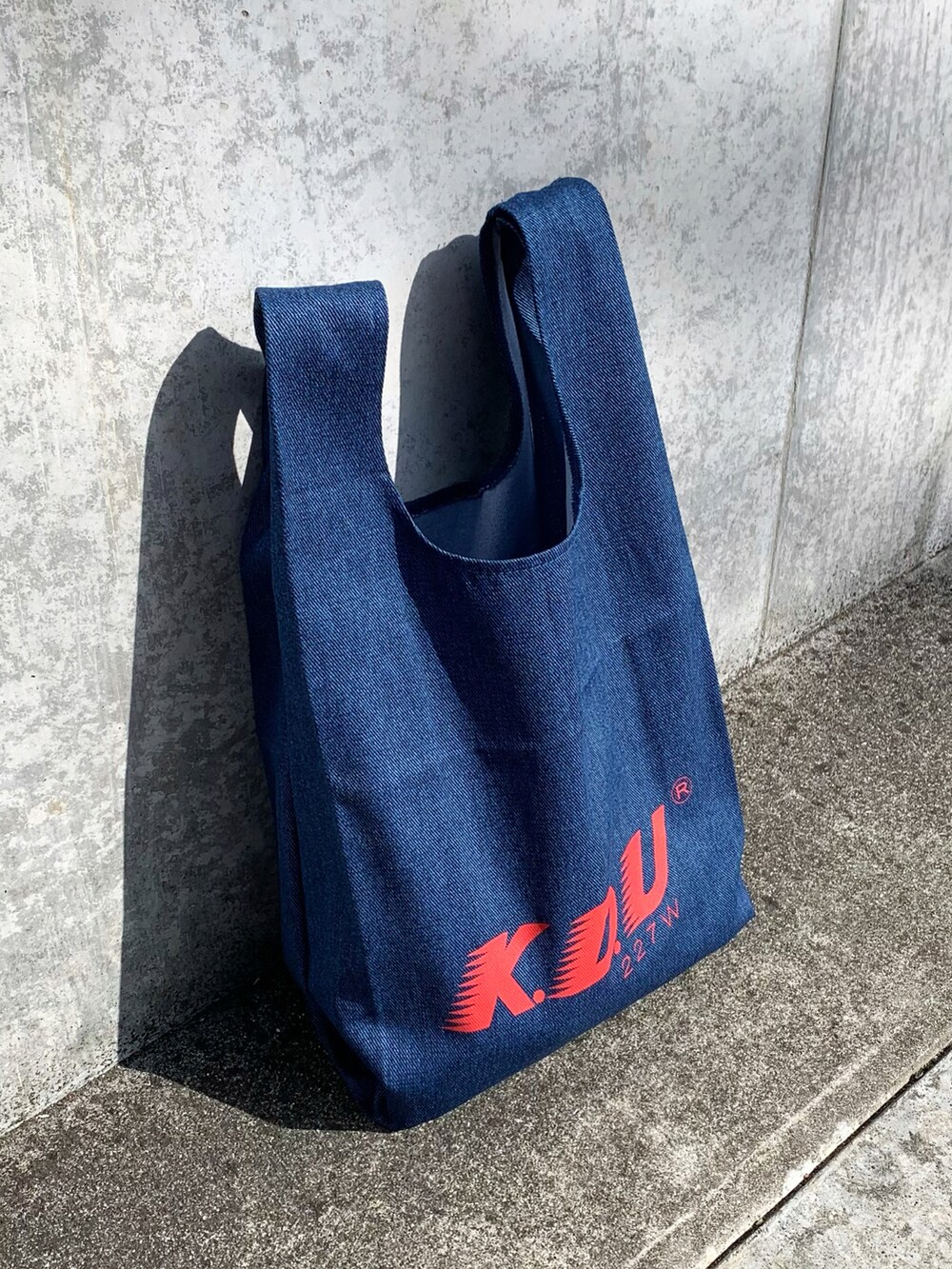 「休日スタイル、大人カジュアル、大人コーデ、春服、エコバッグ、モード、モードストリート、モード系、black、regal、コート、黒、差し色、スラックス、モノトーンコーデ」｜「REGALのリーガル メンズ ドレス/【ビジネス】ストレートチップ（ドレスシューズ、ブラック系）」を使った、みっち~さん（メンズ・165cm）の春コーディネートの2枚目の写真