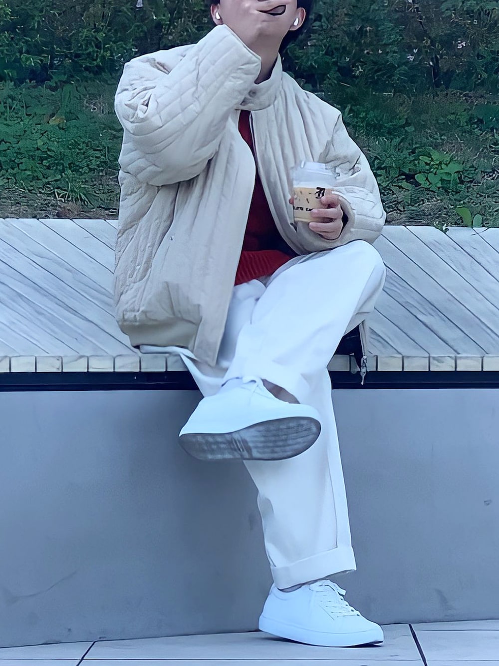 ホワイト系のジャケット/アウター、オレンジ系のニット/セーター、ホワイト系のチノパンツを着用したメンズの秋コーディネートの2枚目の写真