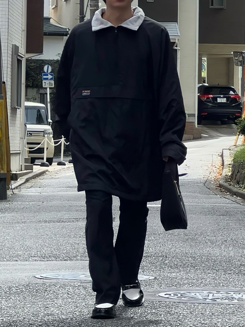 「重ね着ベストシーズン、秋服、シンプルスタイル、メンズコーデ、モノトーン、モノトーンコーデ、アノラックパーカー、ナイロンパーカー、londonshoemake、ハンドバッグ、低身長男子、低身長コーデ、サングラス」｜「BRADYのBrady | BECK（トートバッグ、ブラック系）」を使った、みっち~さん（メンズ・165cm）の秋コーディネートの2枚目の写真