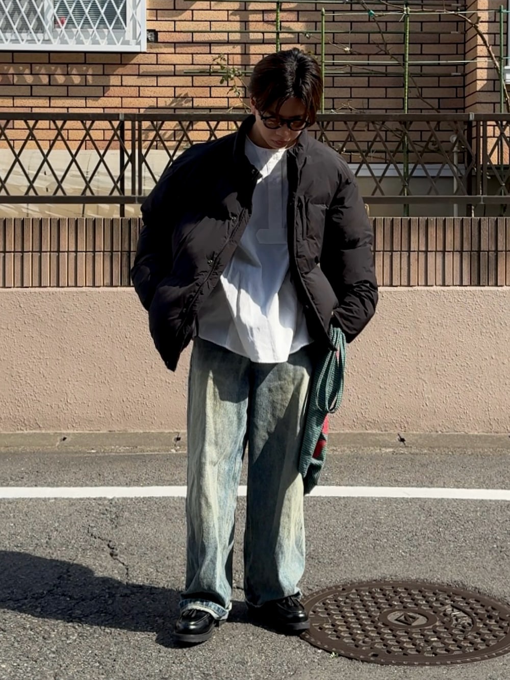 「今日のコーデ、春色、メガネ男子、白シャツ×デニム、白シャツ、淡色デニム、低身長コーデ、低身長男子、デニムコーデ」｜「London Shoe MakeのWEB限定 ＋4.5㎝ レザー タンクソール タッセルローファー / London Shoe Make Oxford and Derby 9012（ローファー、ブラック系）」を使った、みっち~さん（メンズ・165cm）の冬コーディネートの4枚目の写真