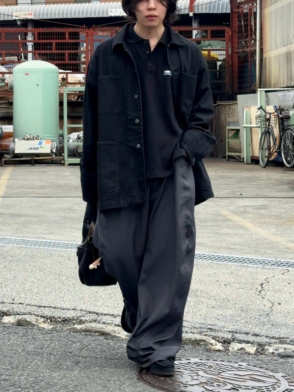 グレー系のデニムパンツ、ブラック系のTシャツ/カットソー、ブラック系のデニムジャケットを着用したメンズの春コーディネートの2枚目の写真