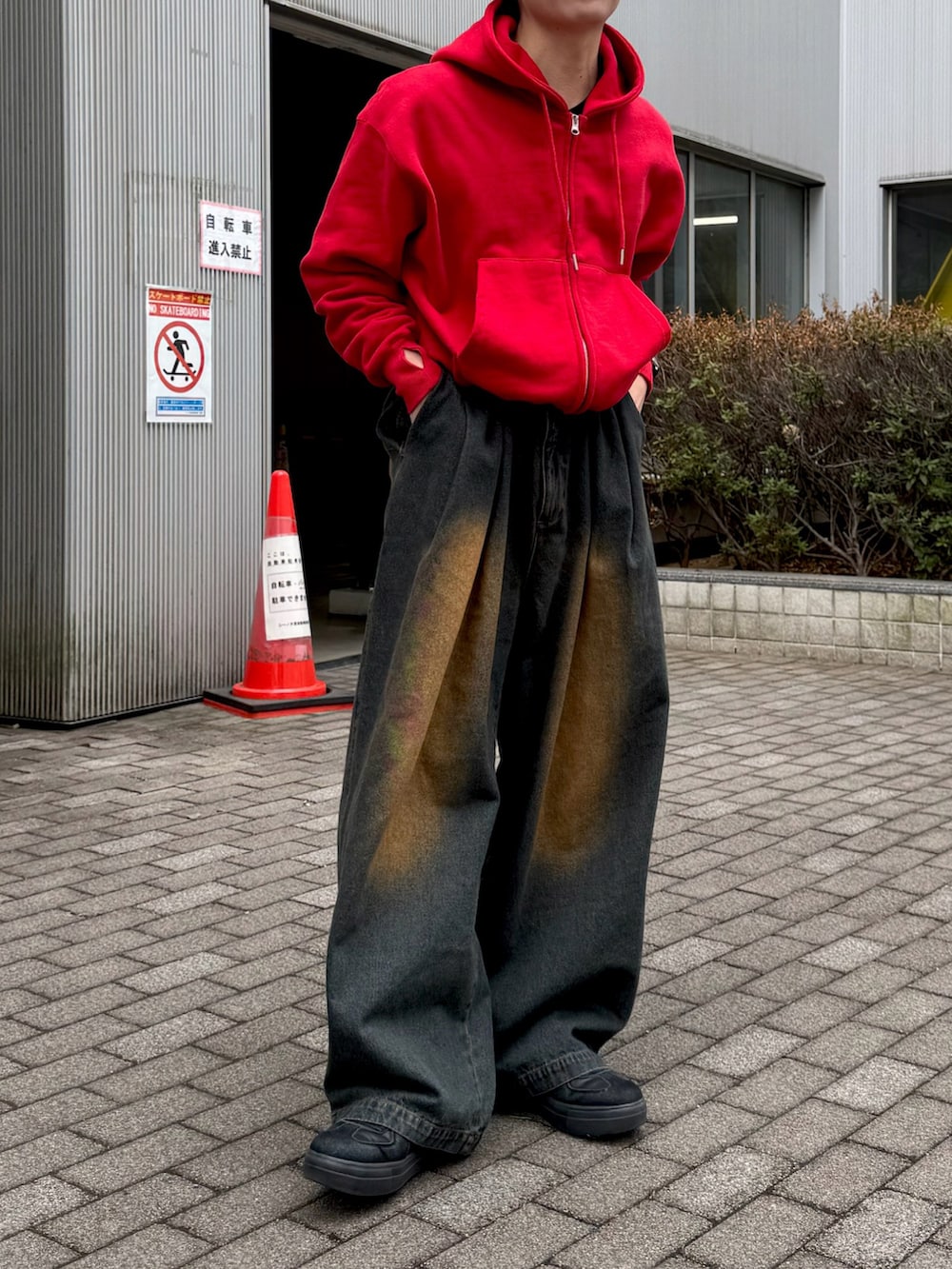 「春めき満開コーデ、春色、赤、低身長コーデ、低身長男子、ダメージデニムパンツ、デニムパンツ、soerte、フリークスストア、ストリート、短丈トップス」｜「soerteのHeavy weight double zip-up hoodie /ヘビーウェイトダブルジップフーディー（パーカー、レッド系）」を使った、みっち~さん（メンズ・165cm）の春コーディネートの2枚目の写真
