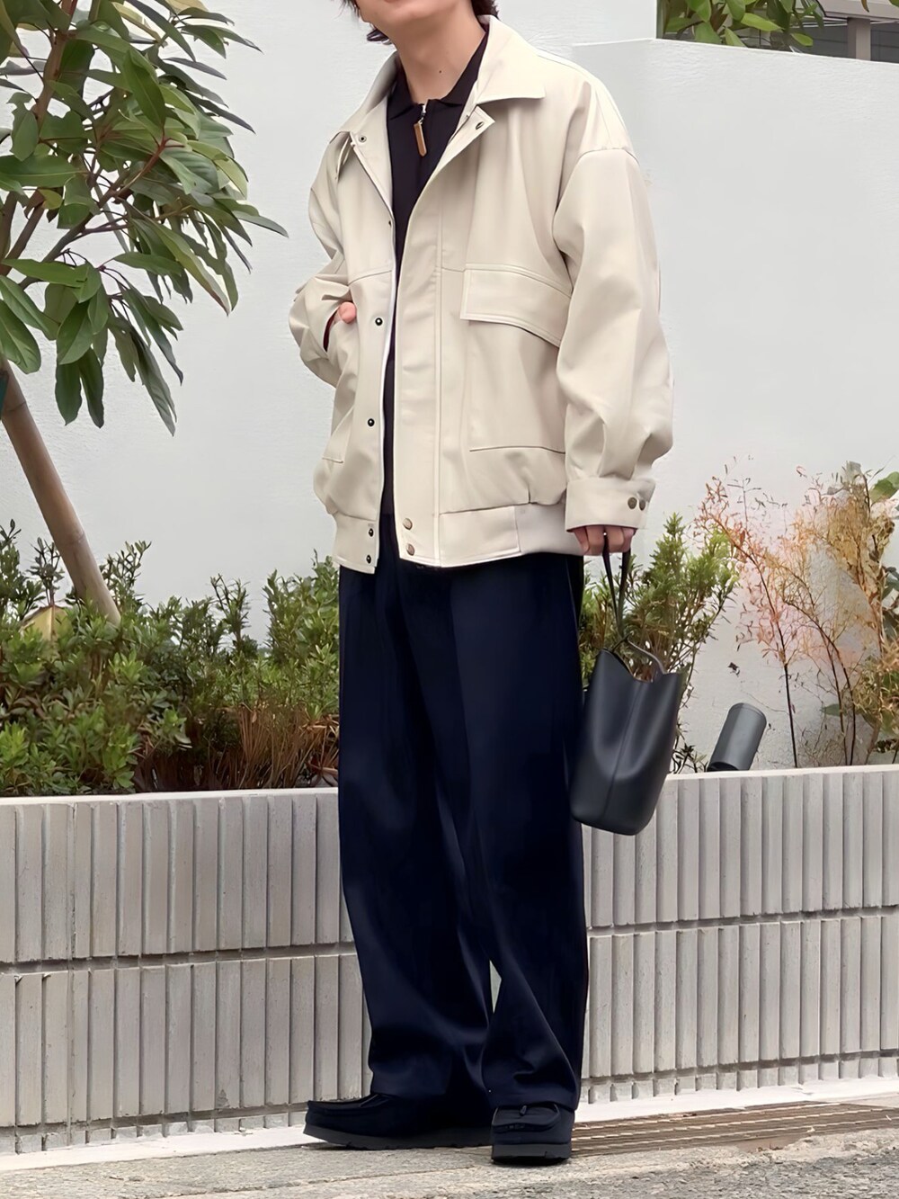 ブルー系のその他パンツ、ブラック系のポロシャツ、ホワイト系のジャケット/アウターを着用したメンズの冬コーディネートの2枚目の写真