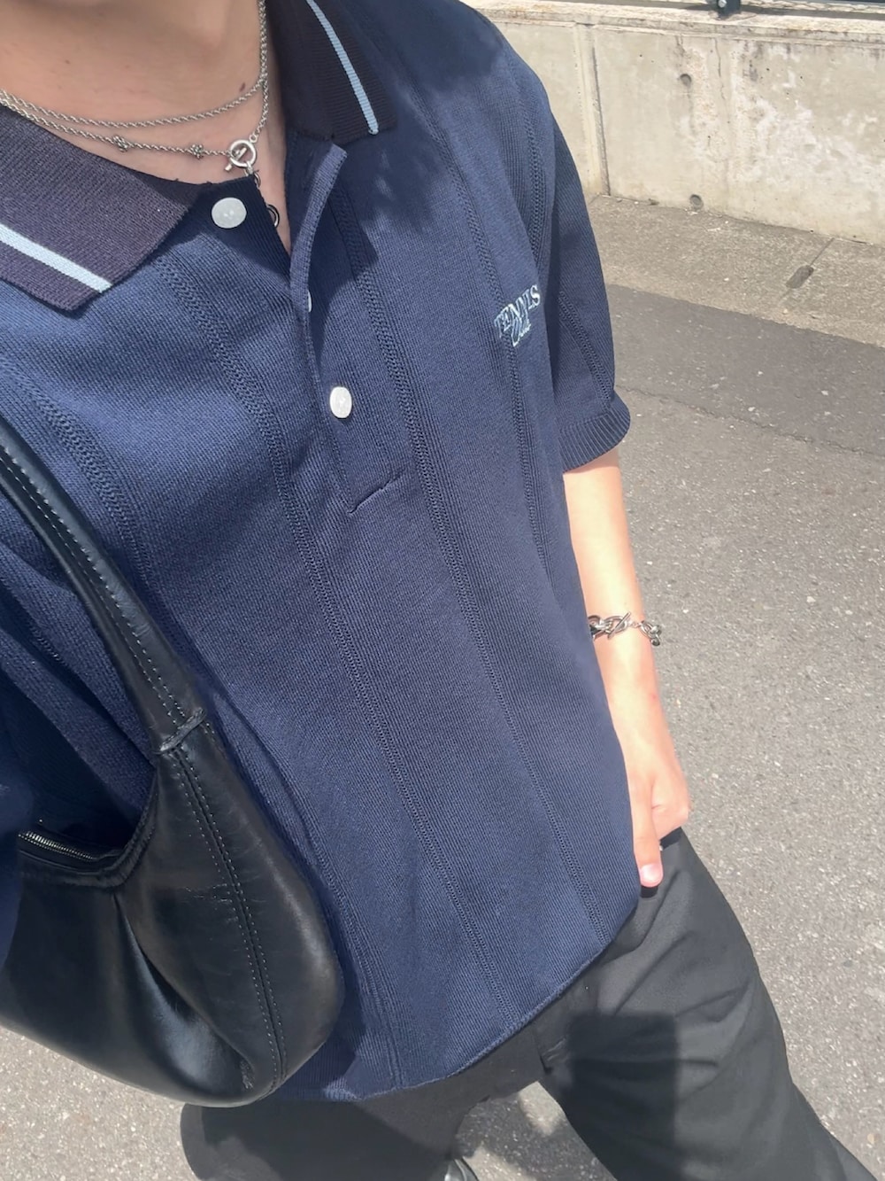 ブラック系のスニーカー、ブラック系のその他パンツ、ブルー系のポロシャツを着用したメンズの夏コーディネートの2枚目の写真