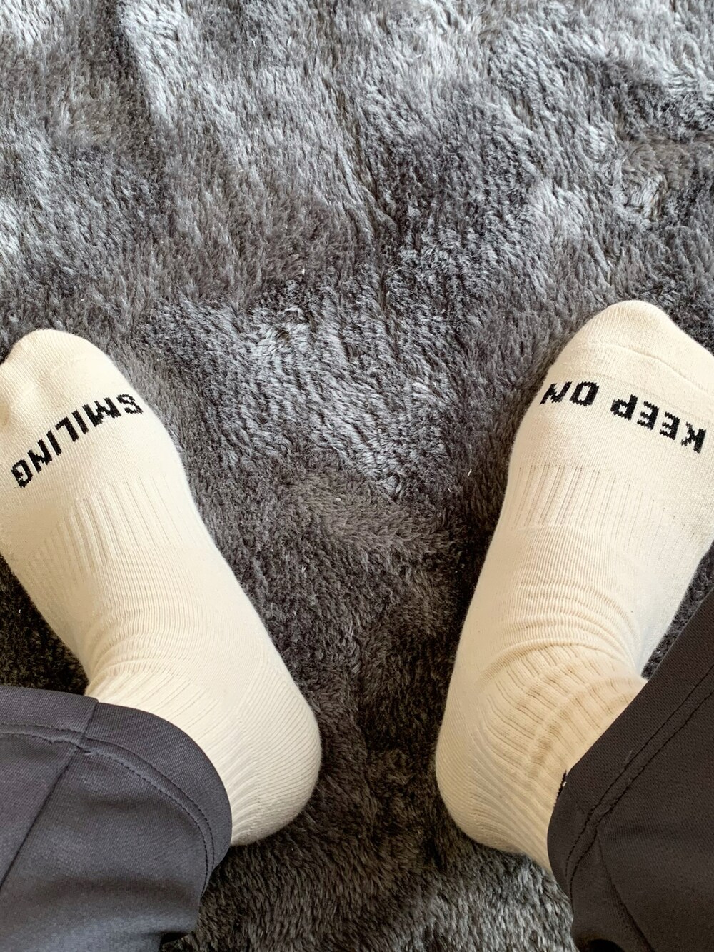 グレー系のその他パンツ、グレー系のスウェット、ホワイト系のソックス/靴下を着用したメンズの春コーディネートの2枚目の写真