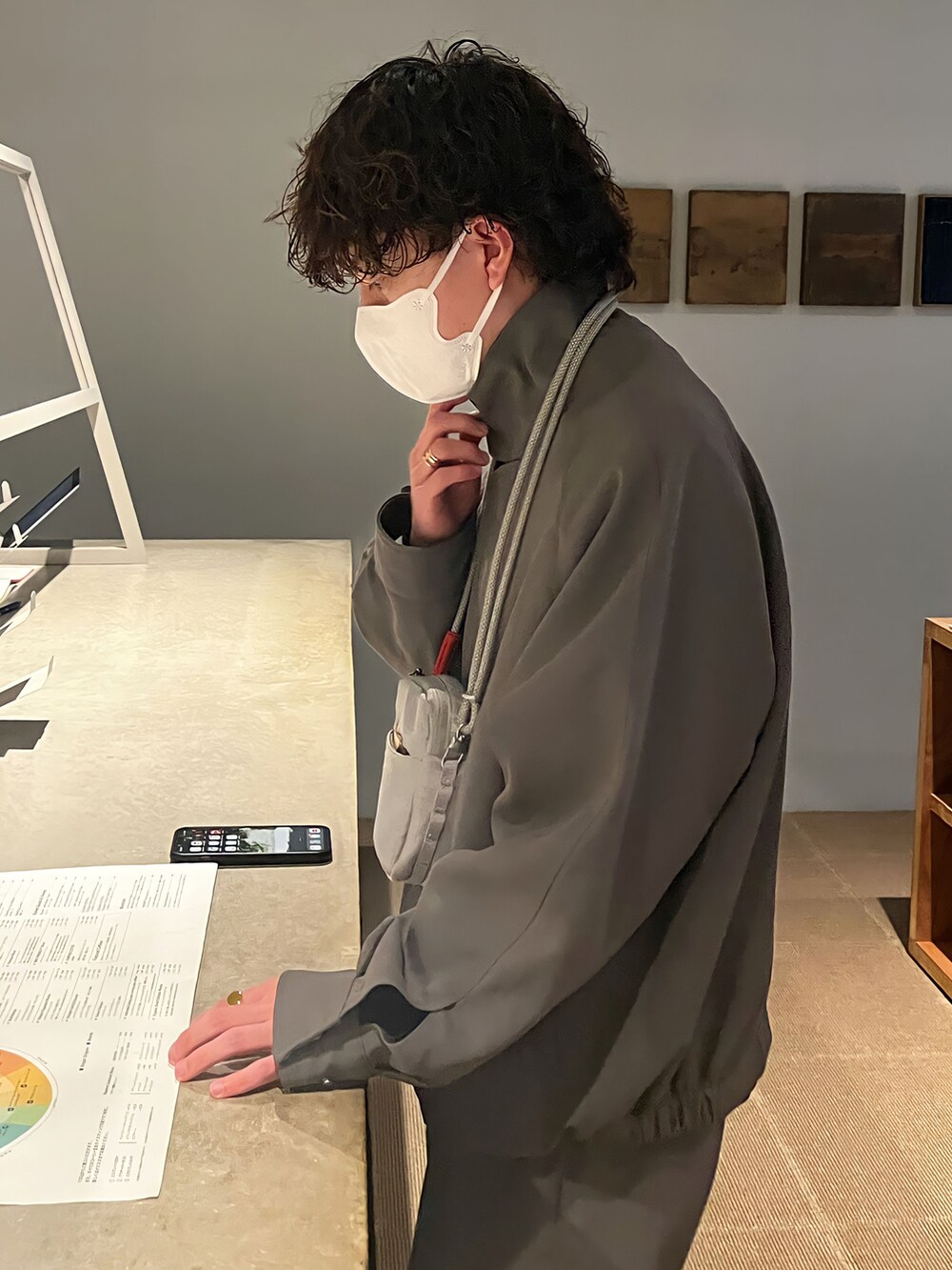 「ほめられ本命コーデ、春コーデ、低身長コーデ、低身長男子、セットアップ、セットアップスタイル、リドム、LIDnM、WYM、WYM LIDNM、革靴、パーマ、スラックス、ワントーンコーデ、春服デビュー宣言」｜「Topologieのアイテム（バッグ、グレー系）」を使った、みっち~さん（メンズ・165cm）の冬コーディネートの3枚目の写真