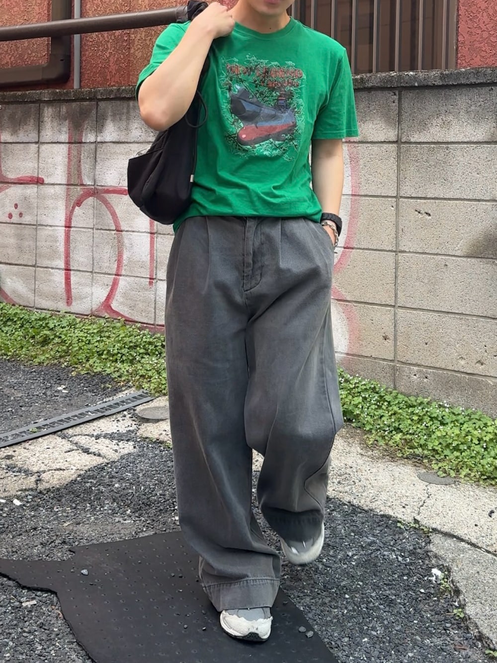 「アメカジ、シンプルスタイル、古着MIX、古着、低身長コーデ、低身長男子、soerte、プリントT、ニューバランス、ニューバランス2002」｜「soerteのWide straight ：Flare black fade denim/ワイドストレート：フレア ブラックフェードデニム（デニムパンツ、グレー系）」を使った、みっち~さん（メンズ・165cm）の春コーディネートの2枚目の写真