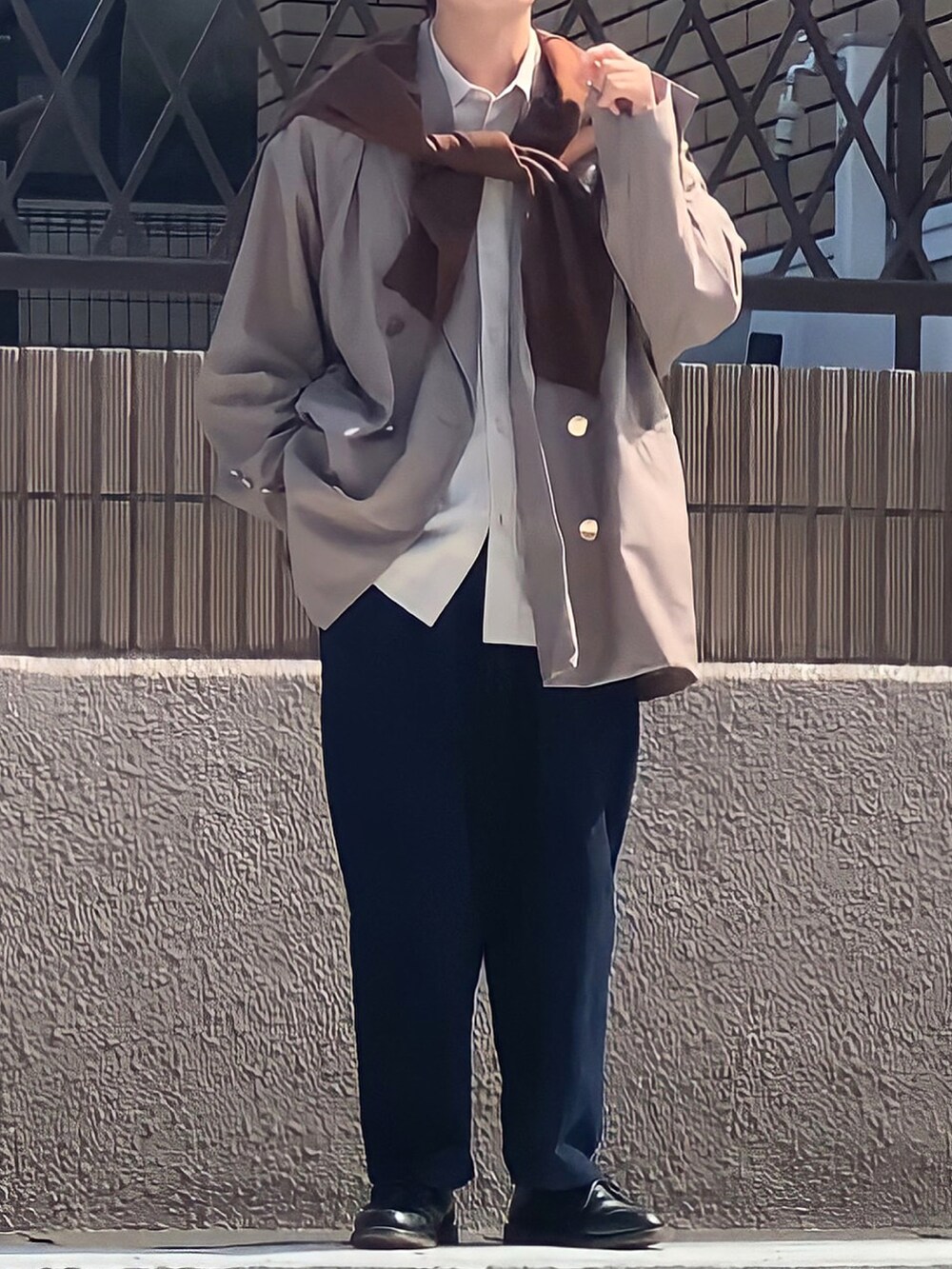 ベージュ系のテーラードジャケット、ブルー系のその他パンツ、ブラウン系のカーディガン/ボレロを着用したメンズの秋コーディネートの2枚目の写真