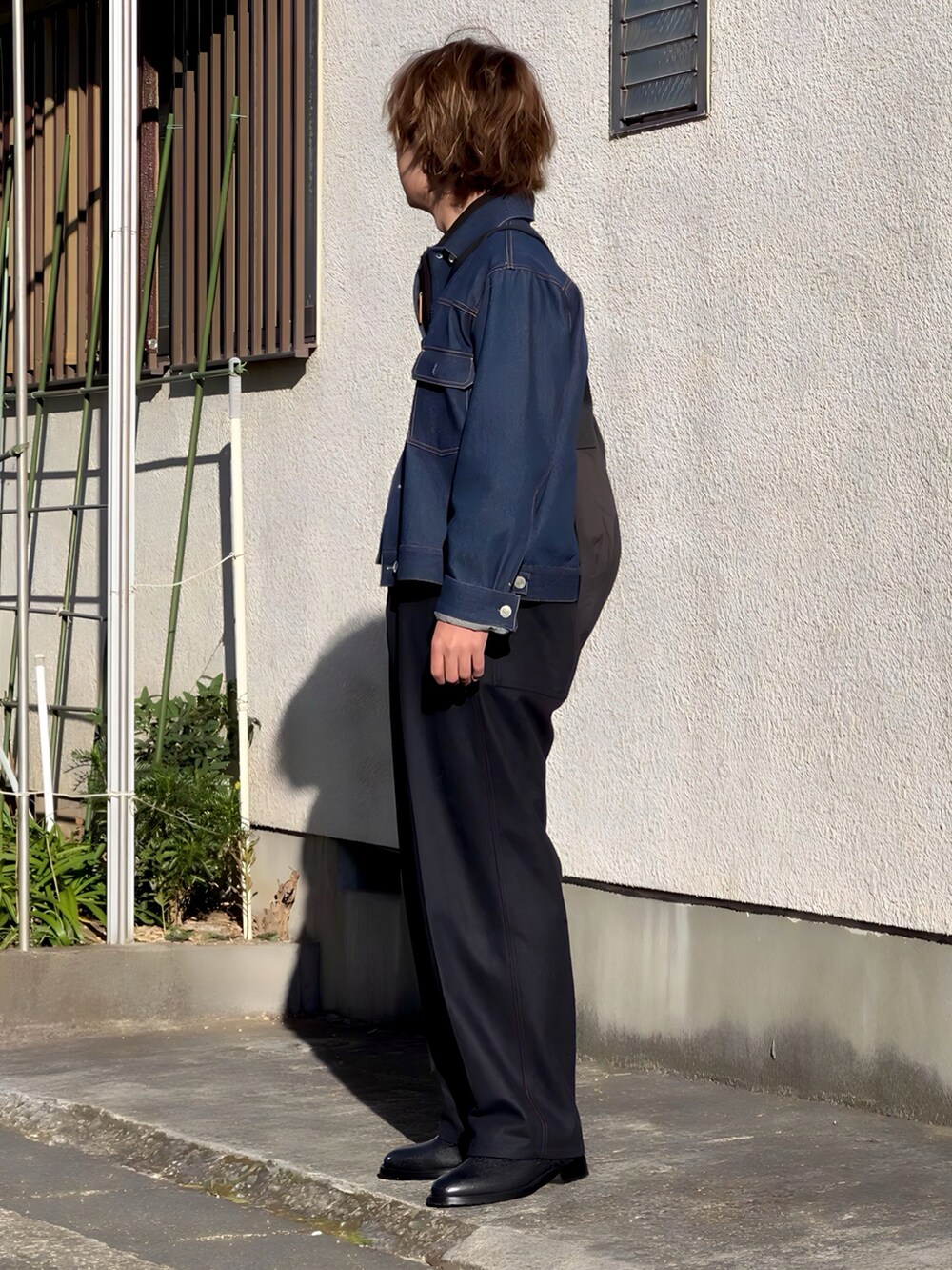 ブラック系のニット/セーターを着用したメンズの冬コーディネートの2枚目の写真