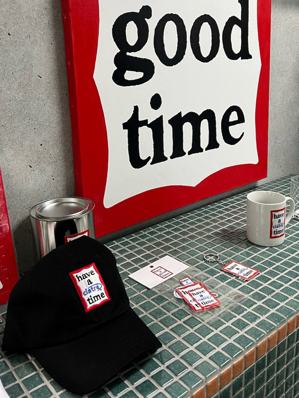 ホワイト系のシャツ/ブラウス、ベージュ系のその他パンツ、ブラック系のバッグを着用したメンズの夏コーディネートの4枚目の写真