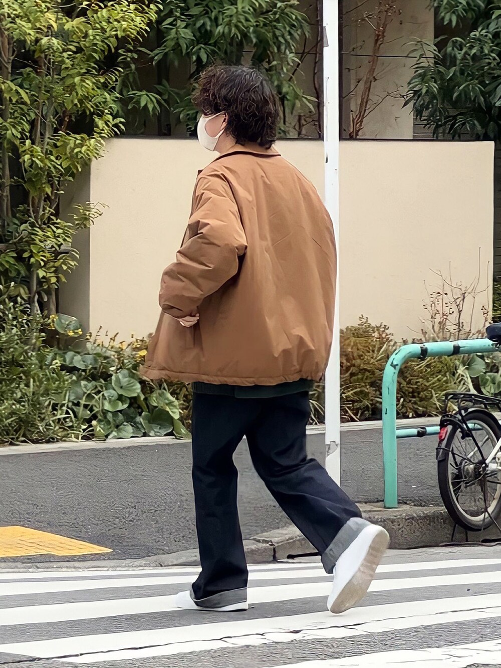 「春服デビュー宣言、大人カジュアル、おしゃれさんと繋がりたい、ゆるコーデ、ZARA、ZARAコーデ、デニムパンツ、白スニーカー、白シャツ、ネックレス、低身長男子、メンズファッジ、メンズコーデ、メンズライク、春服」｜「FILIINのアイテム（スニーカー、ホワイト系）」を使った、みっち~さん（メンズ・165cm）の春コーディネートの2枚目の写真