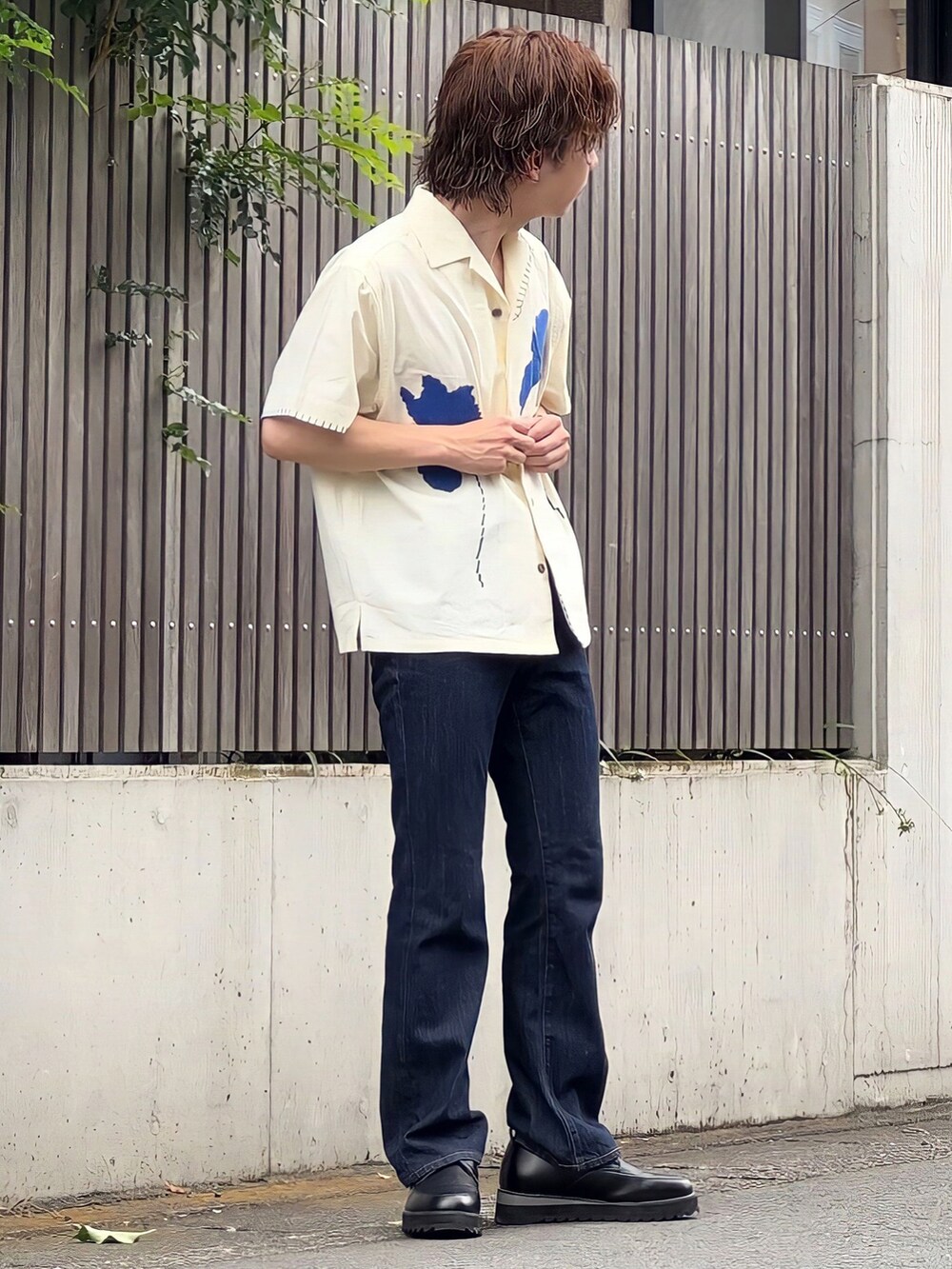 ブルー系のデニムパンツ、ホワイト系のシャツ/ブラウス、ブラック系のドレスシューズを着用したメンズの夏コーディネートの2枚目の写真