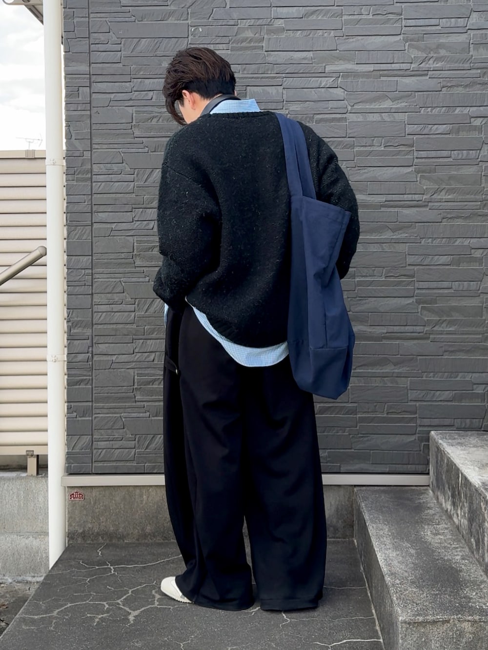 「今日のコーデ、プチプラ、シャツスタイル、低身長コーデ、低身長男子、オニツカタイガー、シャツコーデ、ジーナシスト_JEANASIS、ジーナシス、トートバッグ、commongullproducts.、レイヤードスタイル、白スニーカー」｜「Onitsuka Tigerのアイテム（スニーカー、ホワイト系）」を使った、みっち~さん（メンズ・165cm）の冬コーディネートの4枚目の写真
