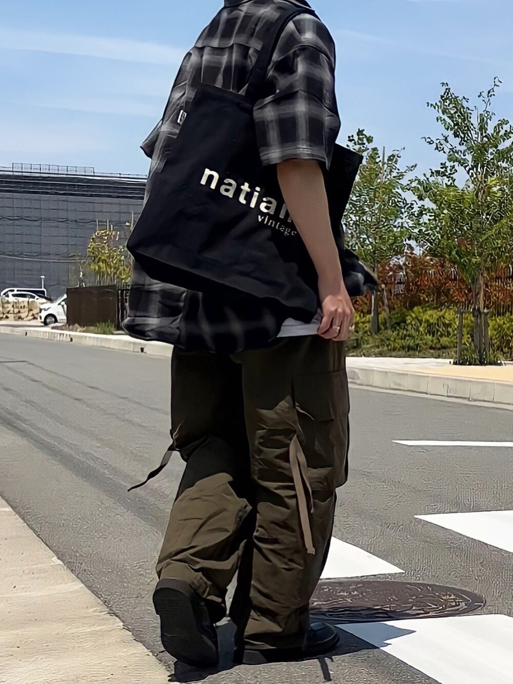 グリーン系のカーゴパンツ、ブラック系のシャツ/ブラウス、ブラック系のドレスシューズを着用したメンズの春コーディネートの2枚目の写真