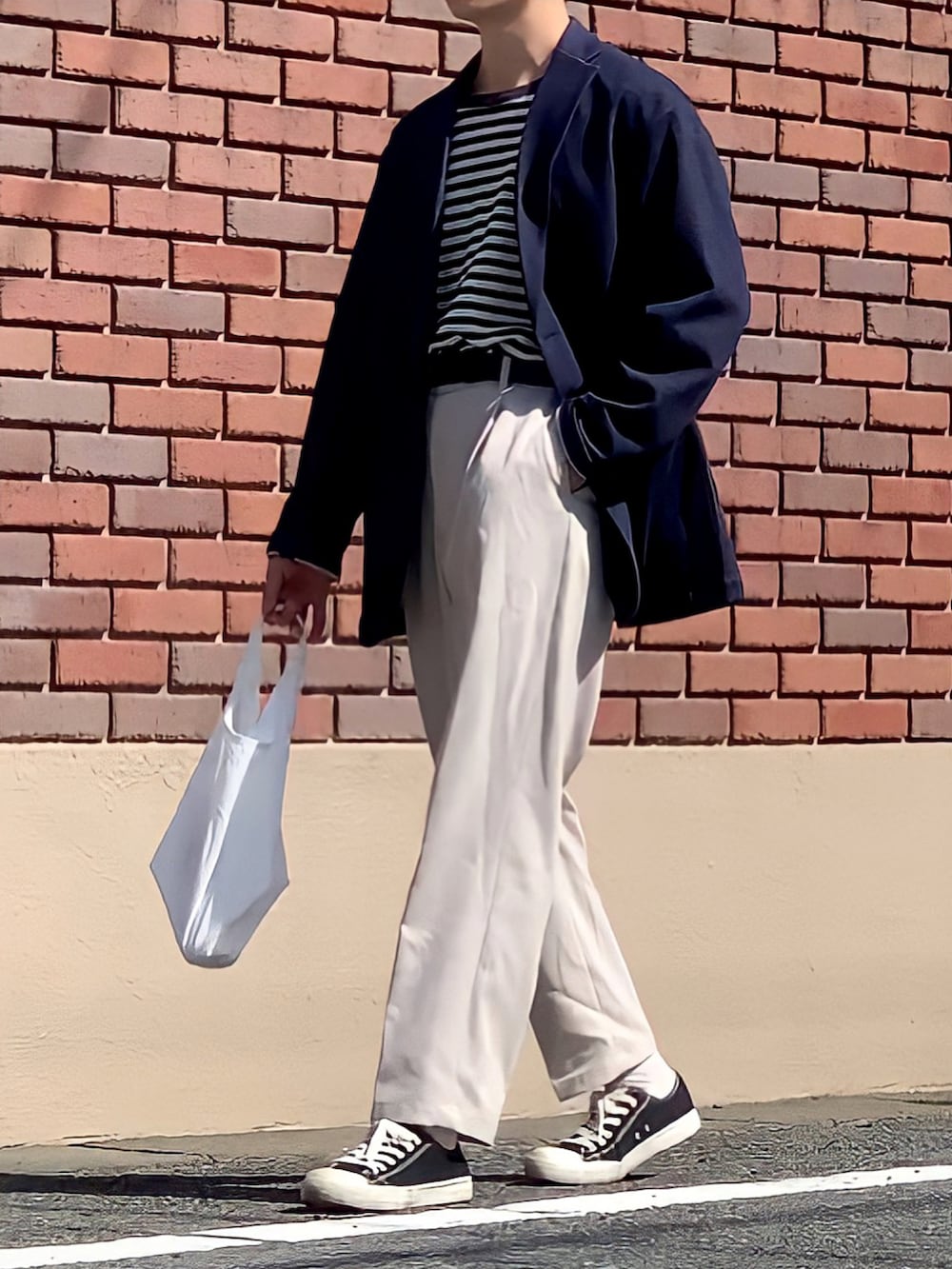 ホワイト系のその他パンツ、ブルー系のジャケット/アウター、ホワイト系のTシャツ/カットソーを着用したメンズの春コーディネートの2枚目の写真