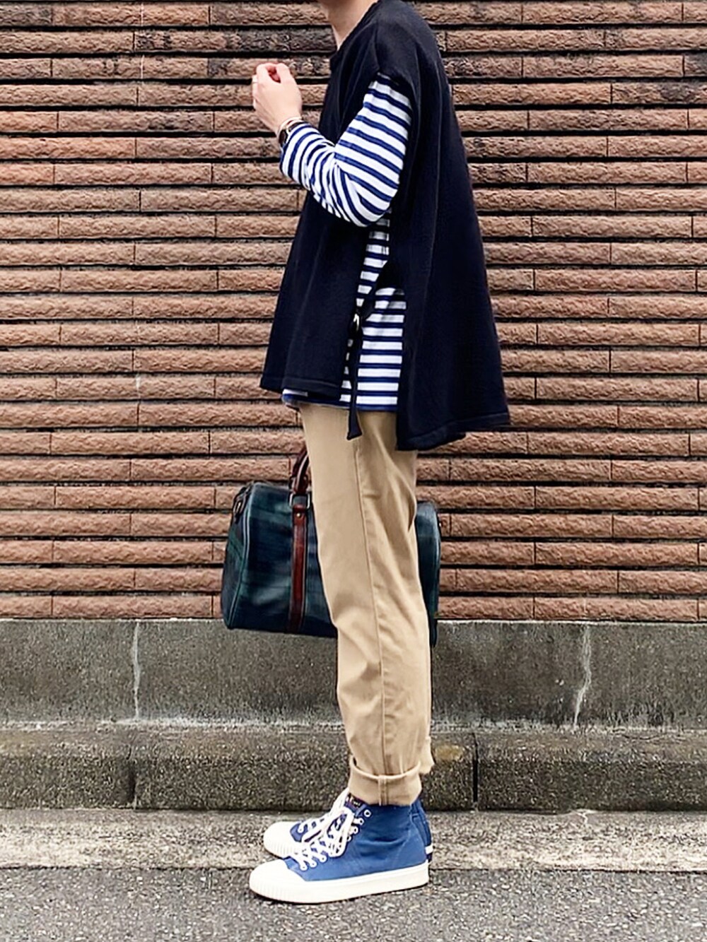 その他のバッグ、ベージュ系のチノパンツ、ブルー系のスニーカーを着用したメンズの春コーディネートの2枚目の写真