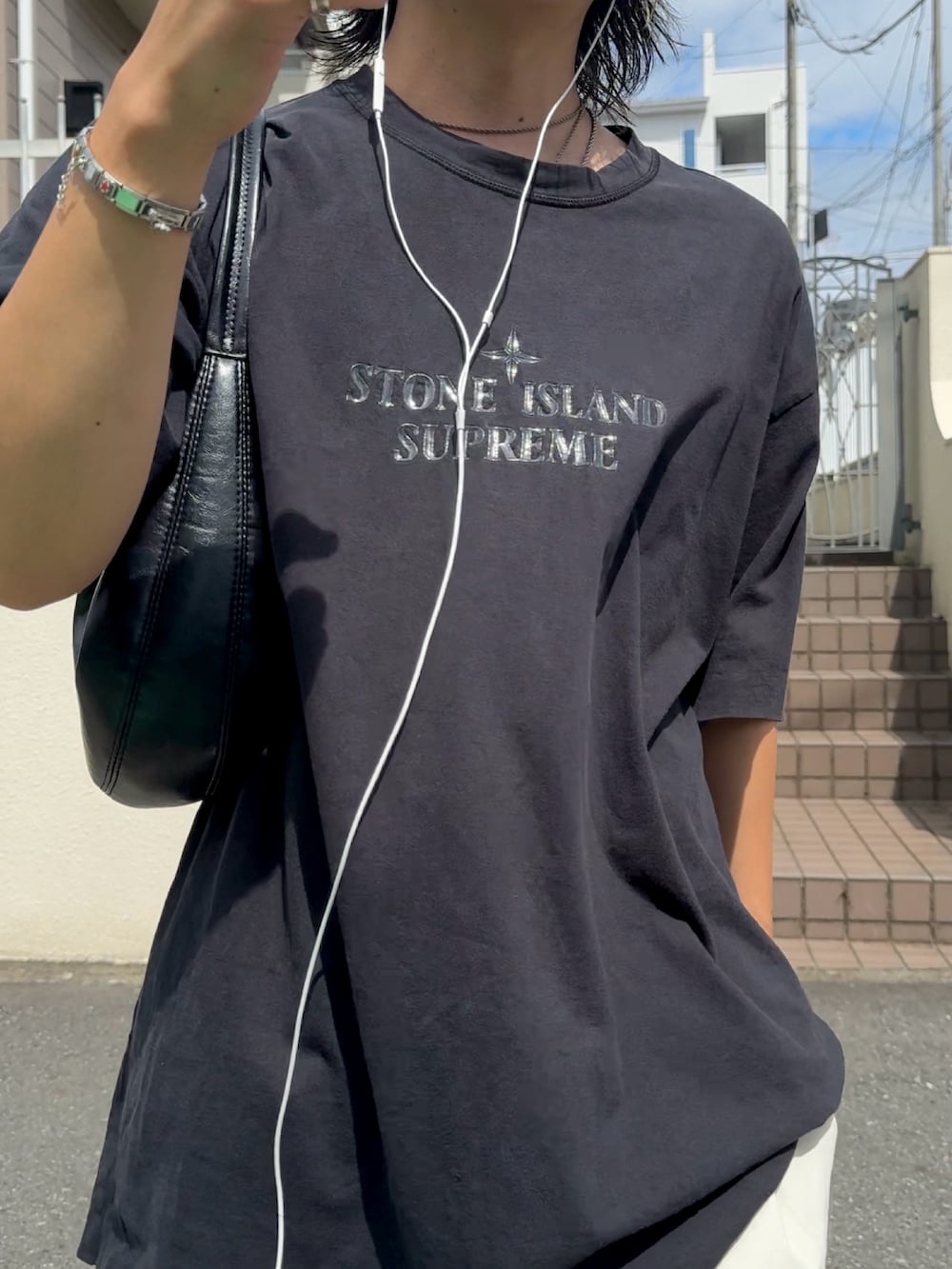 ホワイト系のその他パンツ、ブルー系のスニーカー、ブラック系のTシャツ/カットソーを着用したメンズの夏コーディネートの2枚目の写真