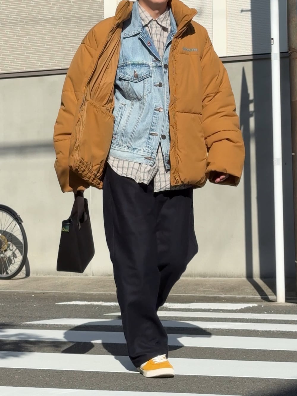 イエロー系のスニーカー、ブルー系のその他パンツ、ホワイト系のシャツ/ブラウスを着用したメンズの秋コーディネートの4枚目の写真