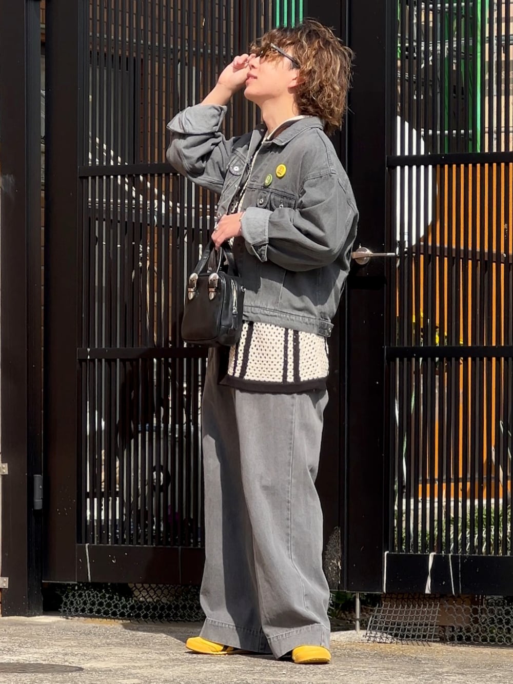 「春のおしゃ見えテクニック、大人コーデ、メンズファッション、スニーカー、デニムオンデニム、デニムセットアップ、セットアップ、soerte、オニツカタイガー、メキシコ66、ワイドデニム、低身長コーデ、低身長男子」｜「soerteのFede denim jacke/フェードデニムジャケット（デニムジャケット、グレー系）」を使った、みっち~さん（メンズ・165cm）の春コーディネートの2枚目の写真