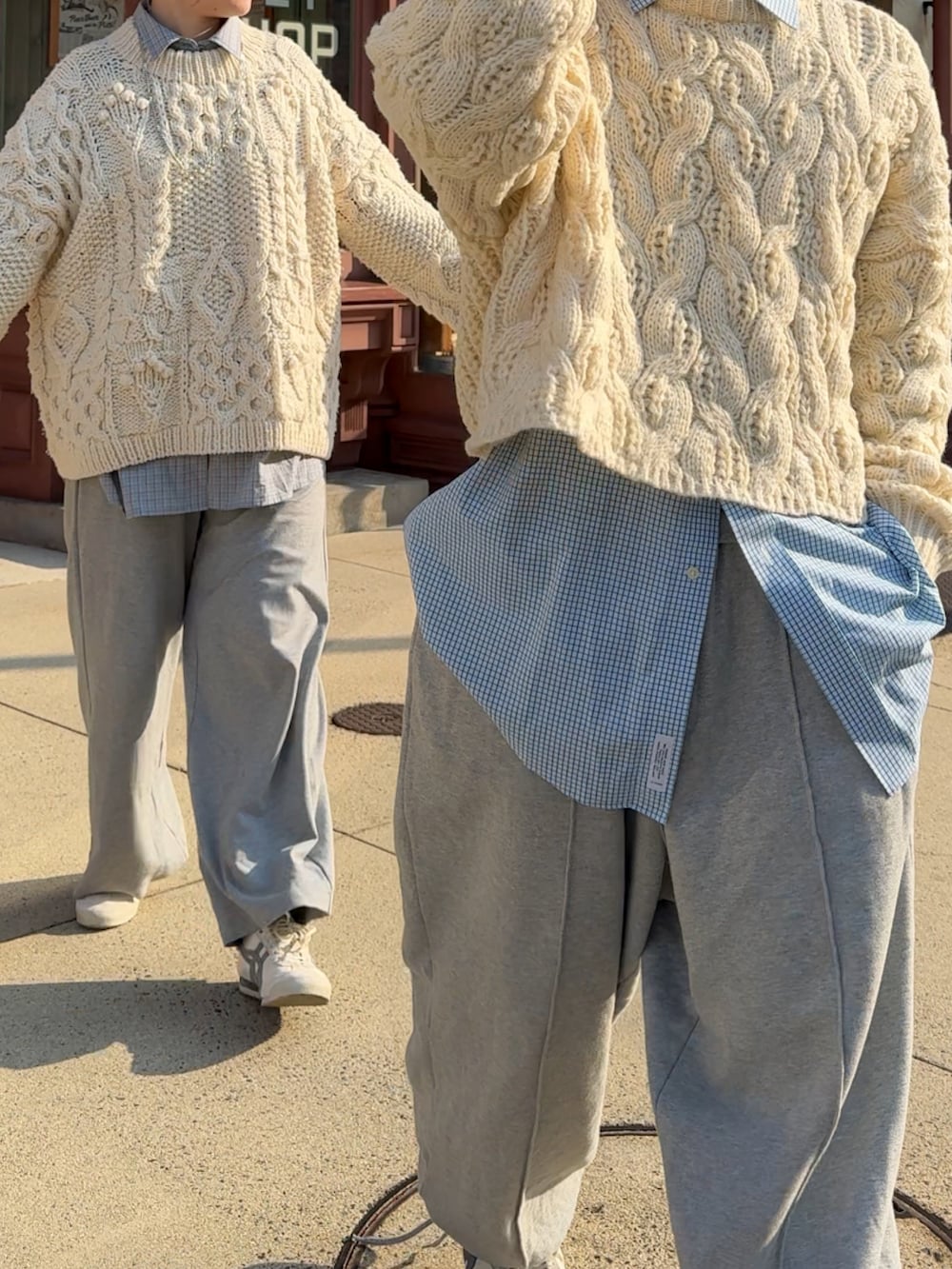 ホワイト系のニット/セーター、ホワイト系のスニーカーを着用したメンズの冬コーディネートの3枚目の写真