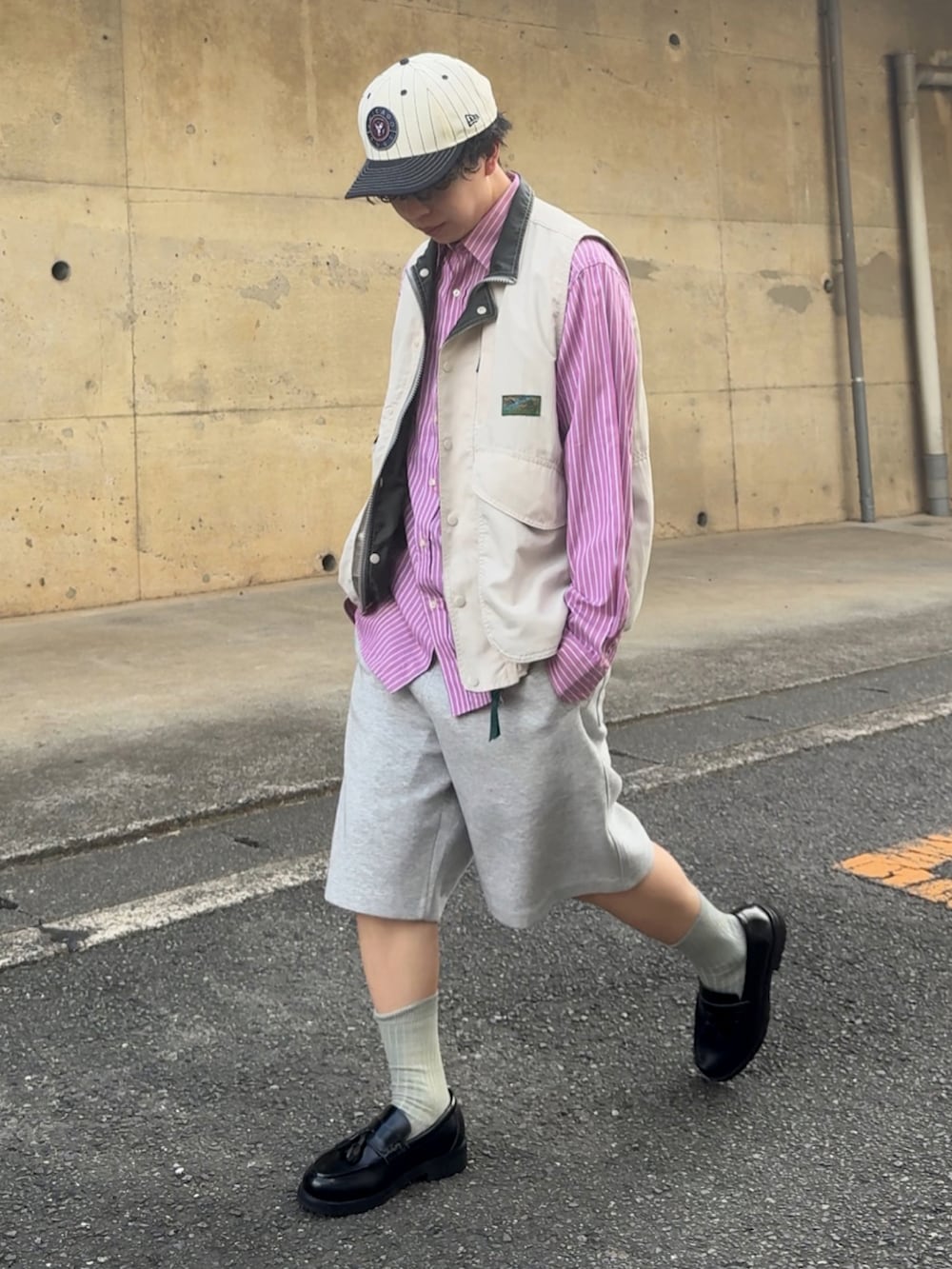 ブラック系のパンツ、ブラック系のローファー、ピンク系のシャツ/ブラウスを着用したメンズの秋コーディネートの2枚目の写真