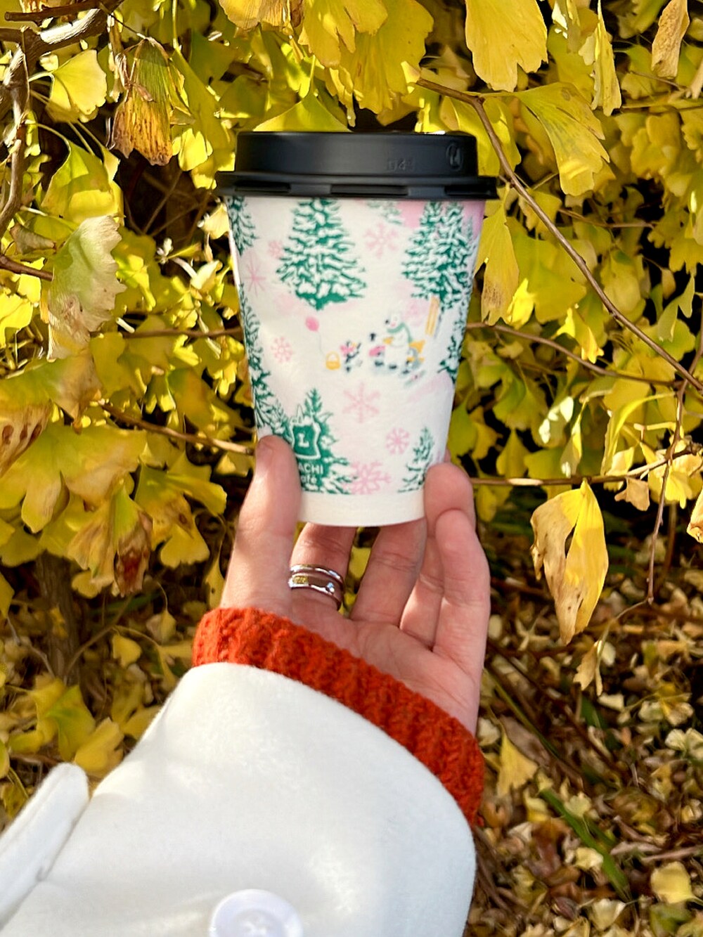 「服とコスメでなりたい自分に、クリスマスに着たい服、秋冬コーデ、冬コーデ、バケハ、バケットハット、ダッフルコート、白コート、コートスタイル、フレアデニム、巾着バッグ、オレンジニット、メンズコーデ、低身長男子、クリスマス」｜「natiamのアイテム（ダッフルコート、ホワイト系）」を使った、みっち~さん（メンズ・165cm）の冬コーディネートの3枚目の写真