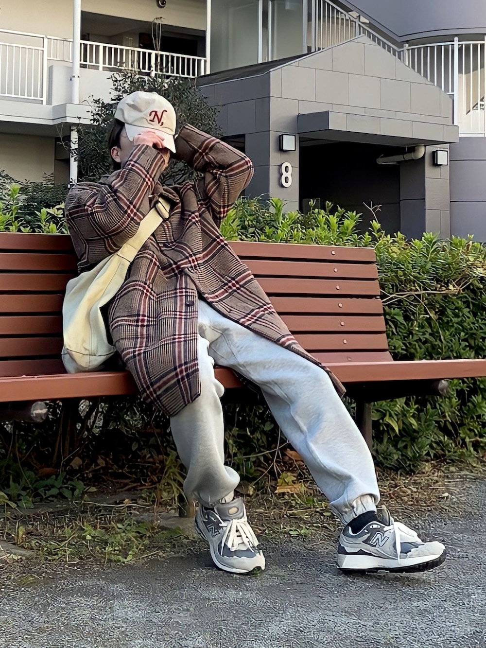 「ファッションを楽しもう、WEARyouthコーデ、チェックコート、スウエットパンツ、ニューバランス、ニューバランス2002、キャップ、低身長コーデ、低身長男子、メッセンジャーバッグ、メンズファッジ、ファッジ」｜「WHO'S WHO galleryのオーバーステンカラーコート MENS（ステンカラーコート、ベージュ系）」を使った、みっち~さん（メンズ・165cm）の秋コーディネートの2枚目の写真