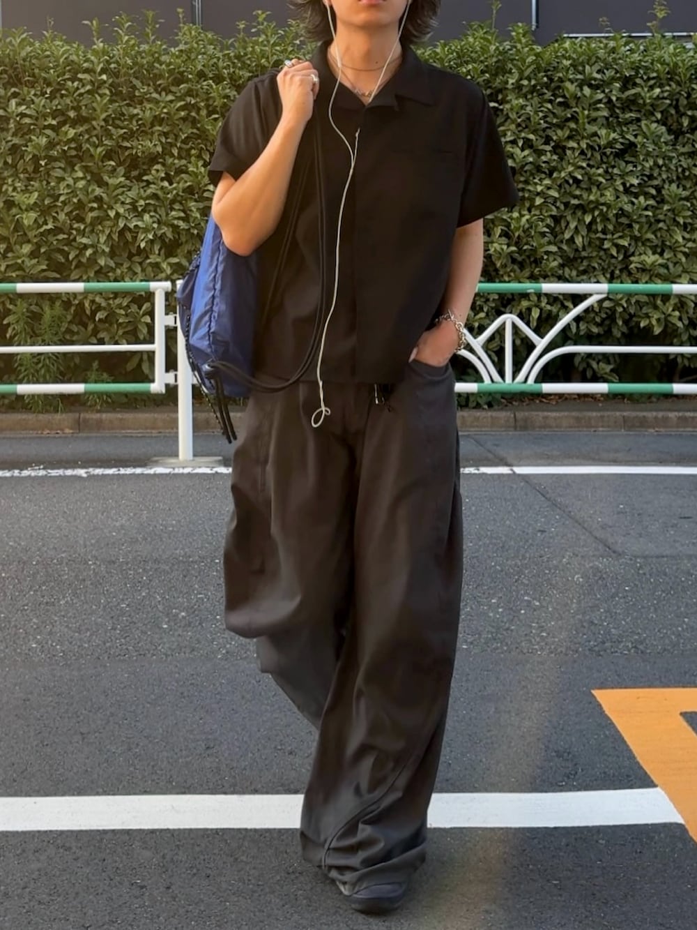 グレー系のデニムパンツ、ブラック系のシャツ/ブラウス、ブルー系のバックパック/リュックを着用したメンズの夏コーディネートの2枚目の写真