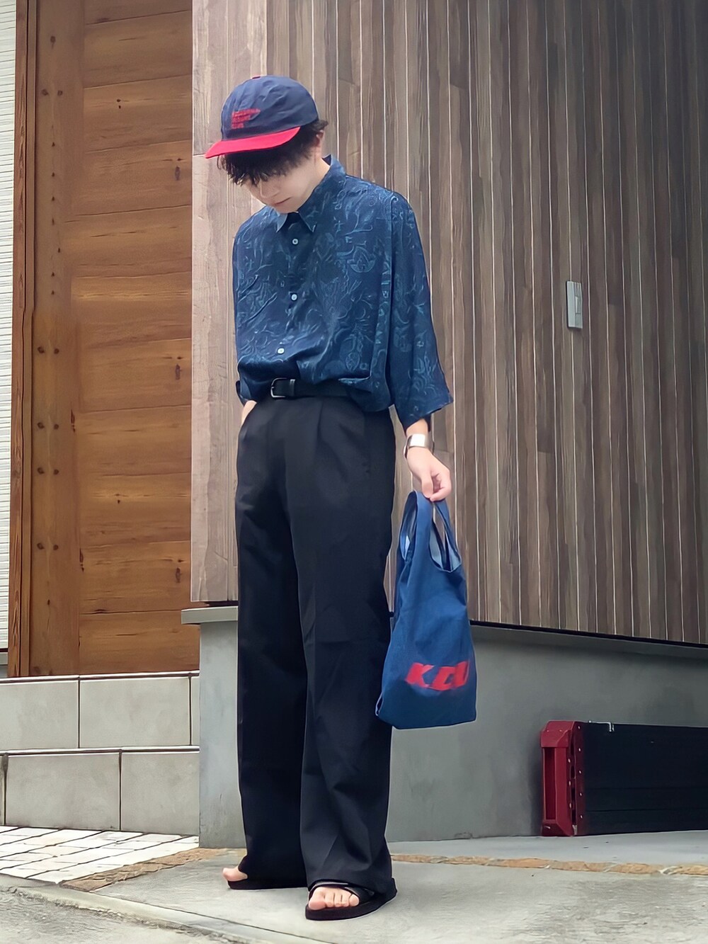 ブルー系のシャツ/ブラウス、ブルー系のショルダーバッグ、ブラック系のスラックスを着用したメンズの春コーディネートの2枚目の写真