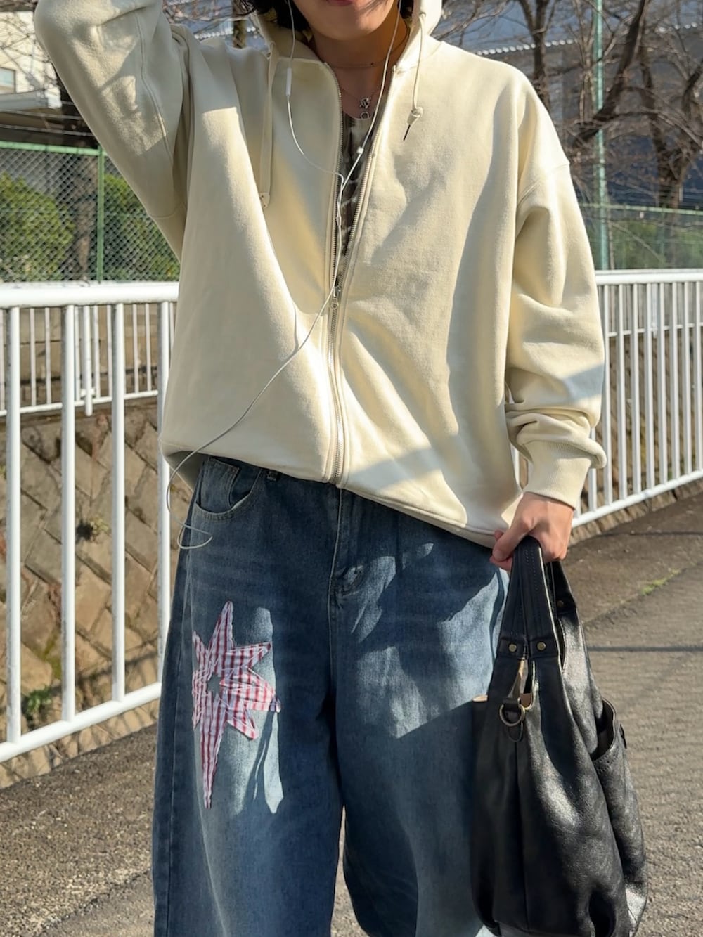 ブラック系のショルダーバッグ、ホワイト系のパーカー、グリーン系のTシャツ/カットソーを着用したメンズの春コーディネートの3枚目の写真