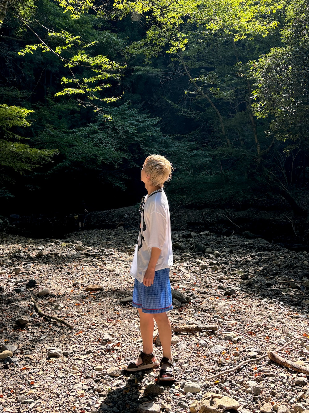 ホワイト系のTシャツ/カットソー、ブルー系のその他パンツ、グリーン系のサンダルを着用したメンズの秋コーディネートの2枚目の写真