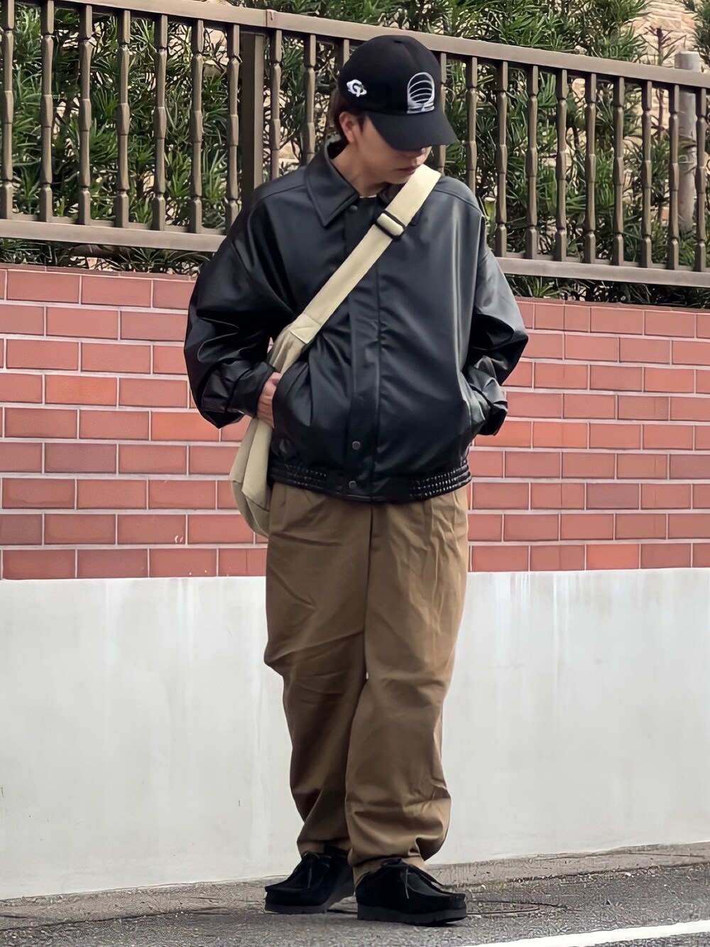「ファッションを楽しもう、WEARyouthコーデ、PR、マイノ男子、マイノリティ、クラークス、clarks、レザージャケット、レザー、キャップ、低身長コーデ、低身長男子、ショルダーバッグ」｜「Clarksの【CLARKS / クラークス】 WALABEE GTX ゴアテックス（スニーカー、ブラック系）」を使った、みっち~さん（メンズ・165cm）の秋コーディネートの2枚目の写真