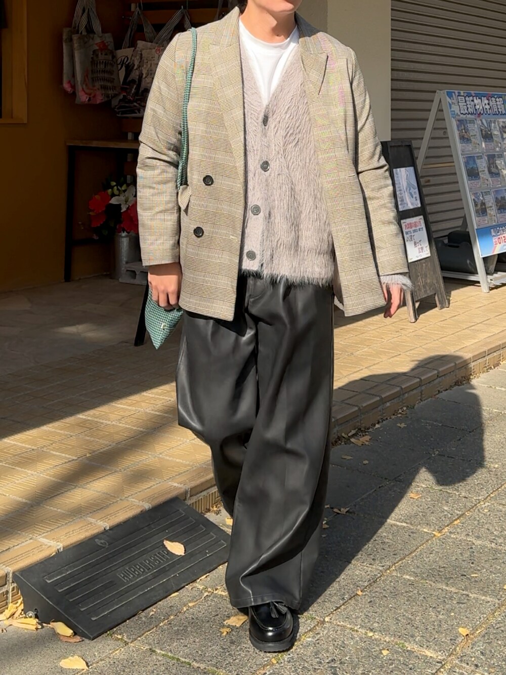 ブラック系のその他パンツ、ブラック系のローファー、グレー系のカーディガン/ボレロを着用したメンズの冬コーディネートの2枚目の写真