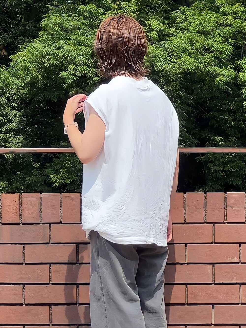 ホワイト系のTシャツ/カットソー、グレー系のデニムパンツ、ホワイト系のスニーカーを着用したメンズの夏コーディネートの2枚目の写真