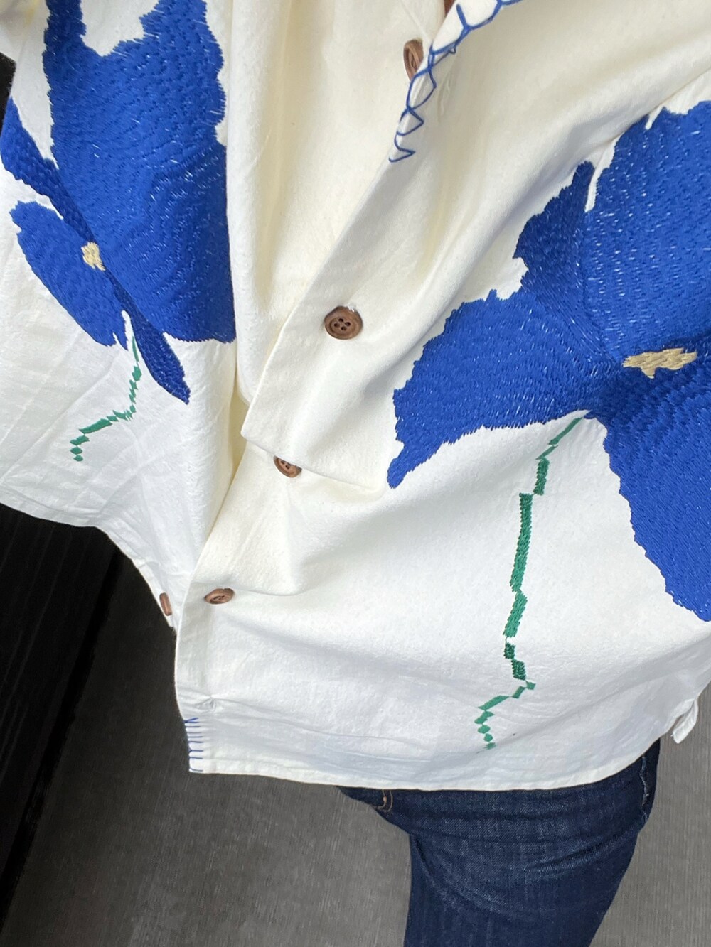 ブルー系のデニムパンツ、ホワイト系のシャツ/ブラウス、ブラック系のドレスシューズを着用したメンズの夏コーディネートの3枚目の写真