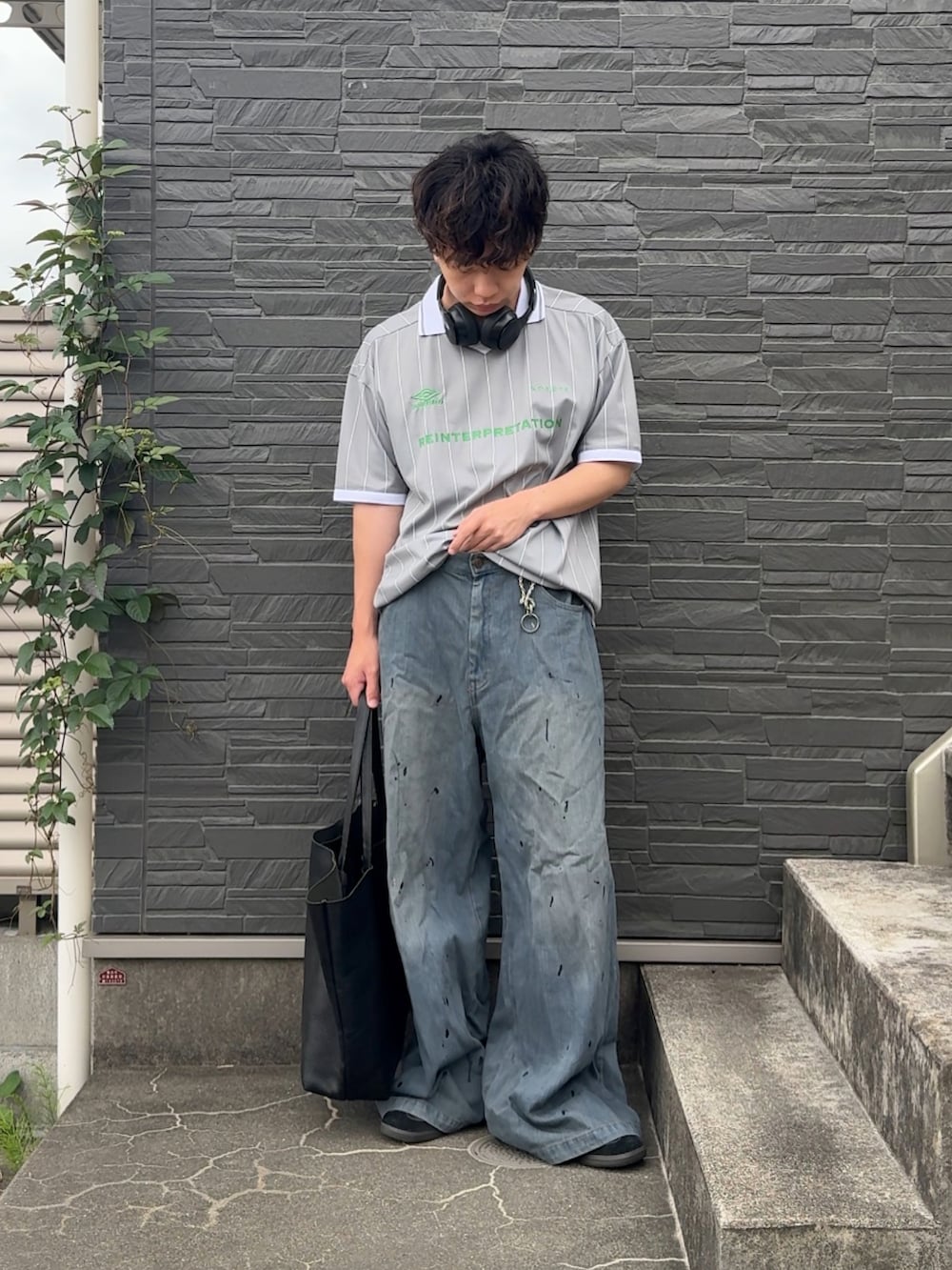 「夏コーデ、夏ファッション、soerte、wudgeboy、ペイントデニム、低身長コーデ、低身長男子、umbro、革バッグ、タックイン、ヘッドホン」｜「soerteのumbro × soerte combination game shirt/アンブロ×ソエルテ コラボゲームシャツ（Tシャツ/カットソー、グレー系）」を使った、みっち~さん（メンズ・165cm）の夏コーディネートの2枚目の写真