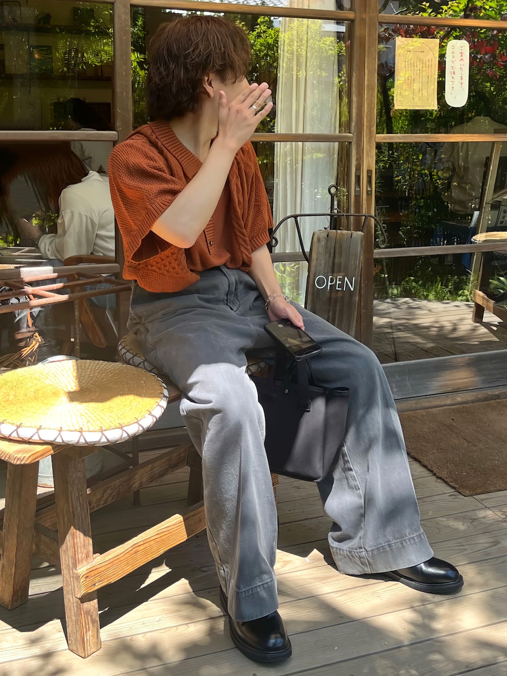 「お出かけコーデ日記、シンプルコーデ、休日スタイル、夏コーデ、初夏コーデ、ワイドデニム、低身長男子、ニットポロ、ブラウンコーデ、革靴、アクセサリー、soerte、オレンジニット」｜「BRADYのBrady | BECK（トートバッグ、ブラック系）」を使った、みっち~さん（メンズ・165cm）の春コーディネートの2枚目の写真