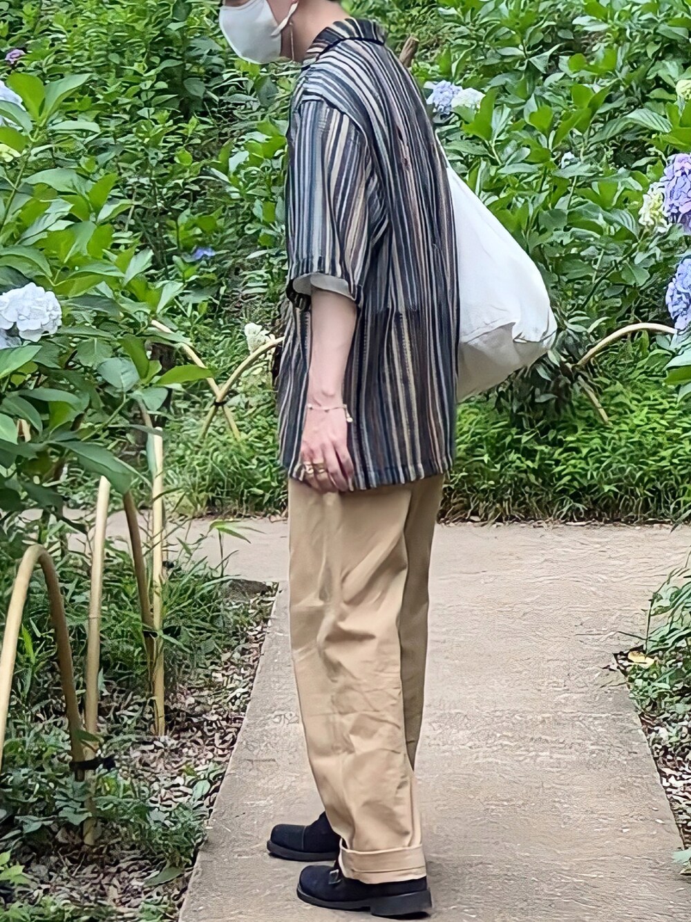 ホワイト系のトートバッグ、その他のシャツ/ブラウス、ホワイト系のTシャツ/カットソーを着用したメンズの夏コーディネートの2枚目の写真