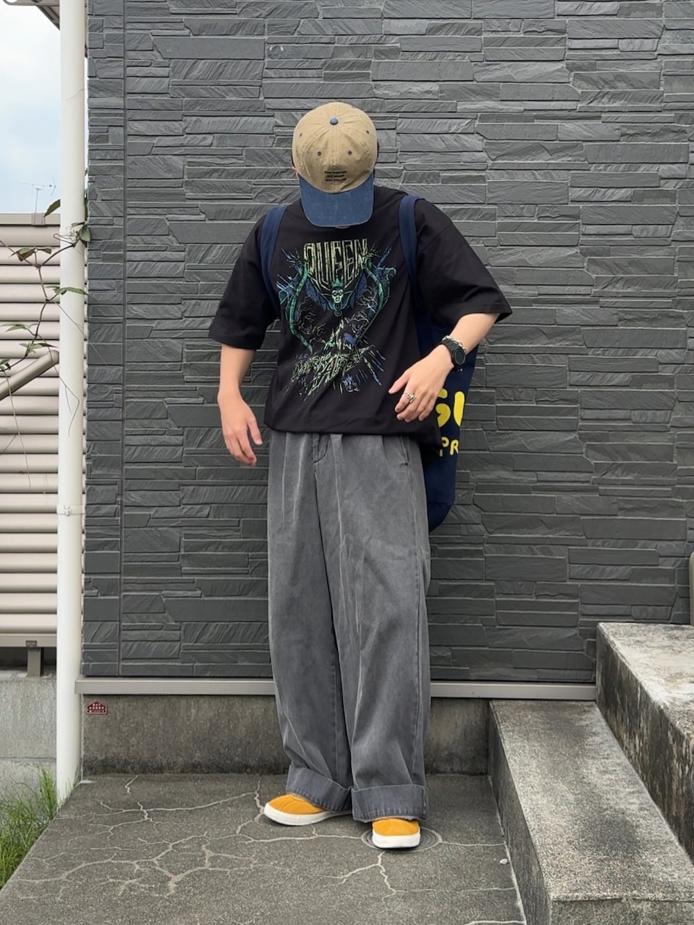 「やっぱり帽子が好き、アメカジ、黒Tシャツ、差し色コーデ、低身長コーデ、低身長男子、キャップ、キャップコーデ、帽子、プリントT、commongullproducts.、カジュアルコーデ」｜「URBAN RESEARCHのアイテム（キャップ、ベージュ系）」を使った、みっち~さん（メンズ・165cm）の春コーディネートの2枚目の写真