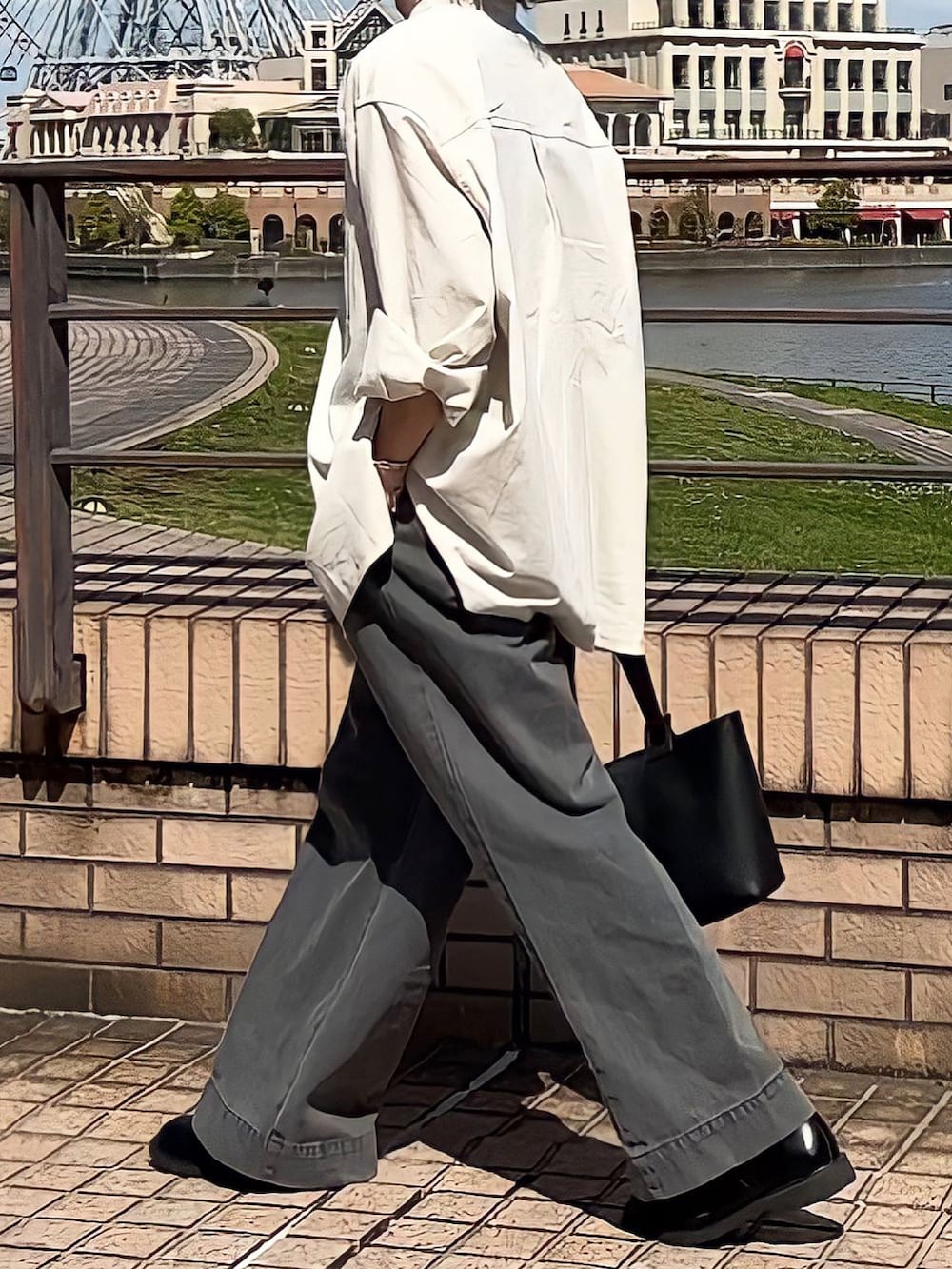 「メンズコーデ、今日のコーデ、春、春夏コーデ、ビッグシルエット、シャツスタイル、ワイドデニム、低身長男子、革靴、ブレスレット、アクセサリー、スタンドカラー、ソエルテ、白シャツ」｜「soerteのWide straight ：Flare black fade denim/ワイドストレート：フレア ブラックフェードデニム（デニムパンツ、グレー系）」を使った、みっち~さん（メンズ・165cm）の春コーディネートの3枚目の写真