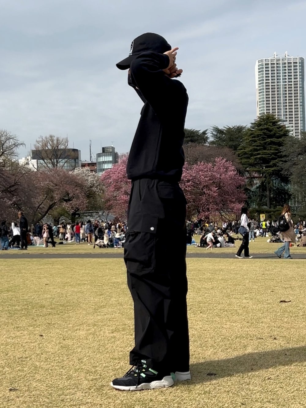「春のNewスタイル、お出かけコーデ、はるコーデ、シミラールック、gadidanoniem、カーゴパンツ、ニューバランス、asics、ショート丈トップス、キャップコーデ、低身長コーデ、低身長男子、UNIQLOコーデ、カップルコーデ、ピクニック」|「gadid anoniemのアイテム(キャップ、ブラック系)」を使った、みっち~さん(メンズ・165cm)の春コーディネートの2枚目の写真