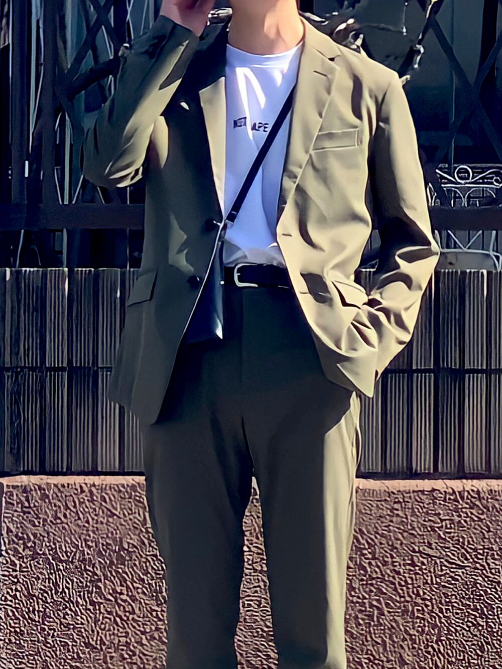 グリーン系のセットアップ、ホワイト系のTシャツ/カットソー、ブラック系のショルダーバッグを着用したメンズの冬コーディネートの2枚目の写真