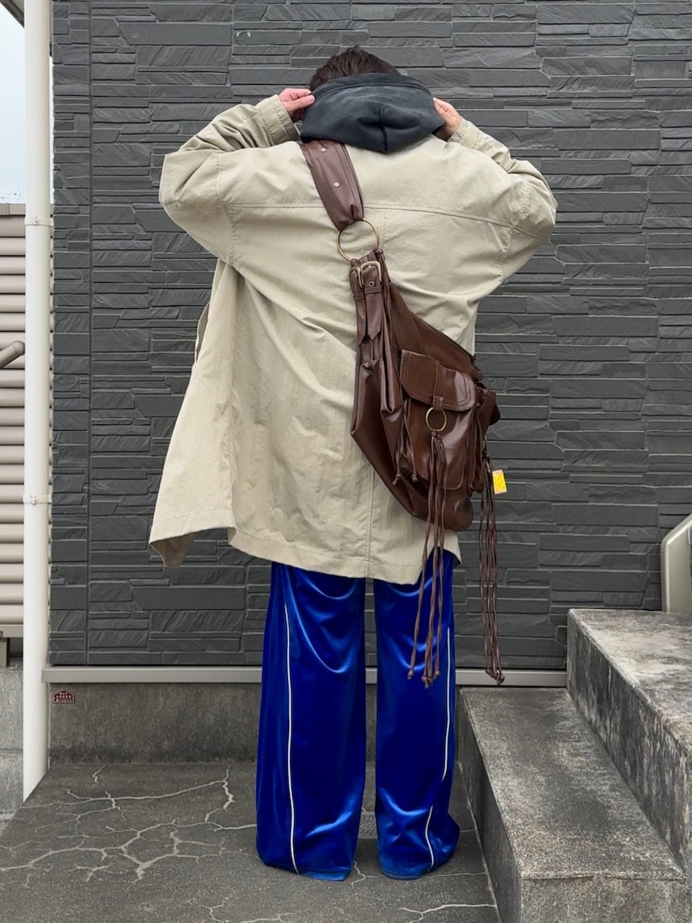 「今日のコーデ、春色、トラックパンツ、スプリングコート、ベロアパンツ、WYM、WYM LIDNM、低身長コーデ、低身長男子、seyto、白シャツ、パーカー」｜「B.C STOCKのドロップビッグスリーブコート（ステンカラーコート、ベージュ系）」を使った、みっち~さん（メンズ・165cm）の冬コーディネートの2枚目の写真