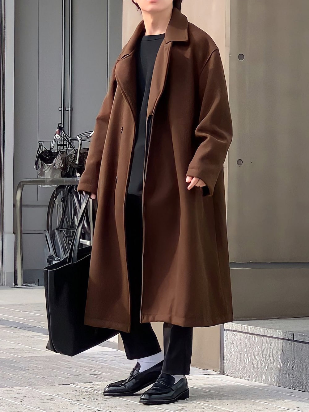 「お洒落さんとつながりたい、冬コーデ、ビックシルエット、低身長コーデ、EMMA  CLOTHES、ブラウンコーデ、コート、コートスタイル、キレイめ、ローファー、ローファー×靴下、革バッグ、テーパードパンツ」｜「EMMA CLOTHESのオーバーサイズ ビーバーメルトン ロングチェスターコート2020-2021WINTER(EMMA CLOTHES)（チェスターコート、ブラウン系）」を使った、みっち~さん（メンズ・165cm）の冬コーディネートの2枚目の写真
