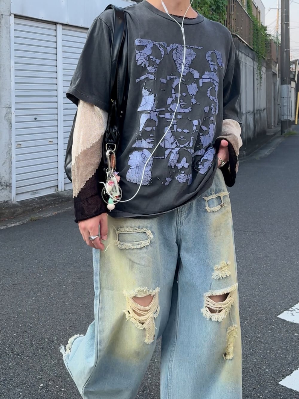 ブラック系のTシャツ/カットソー、ブルー系のデニムパンツ、ブラック系のニット/セーターを着用したメンズの夏コーディネートの3枚目の写真